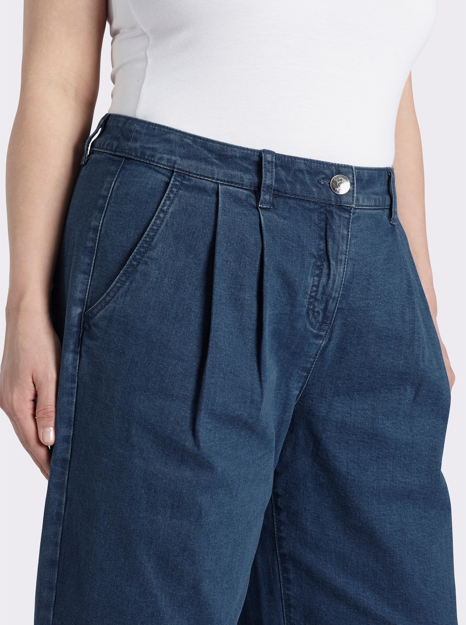 sheego Culotte aus Denim, mit Bundfalten - blue-stone-washed