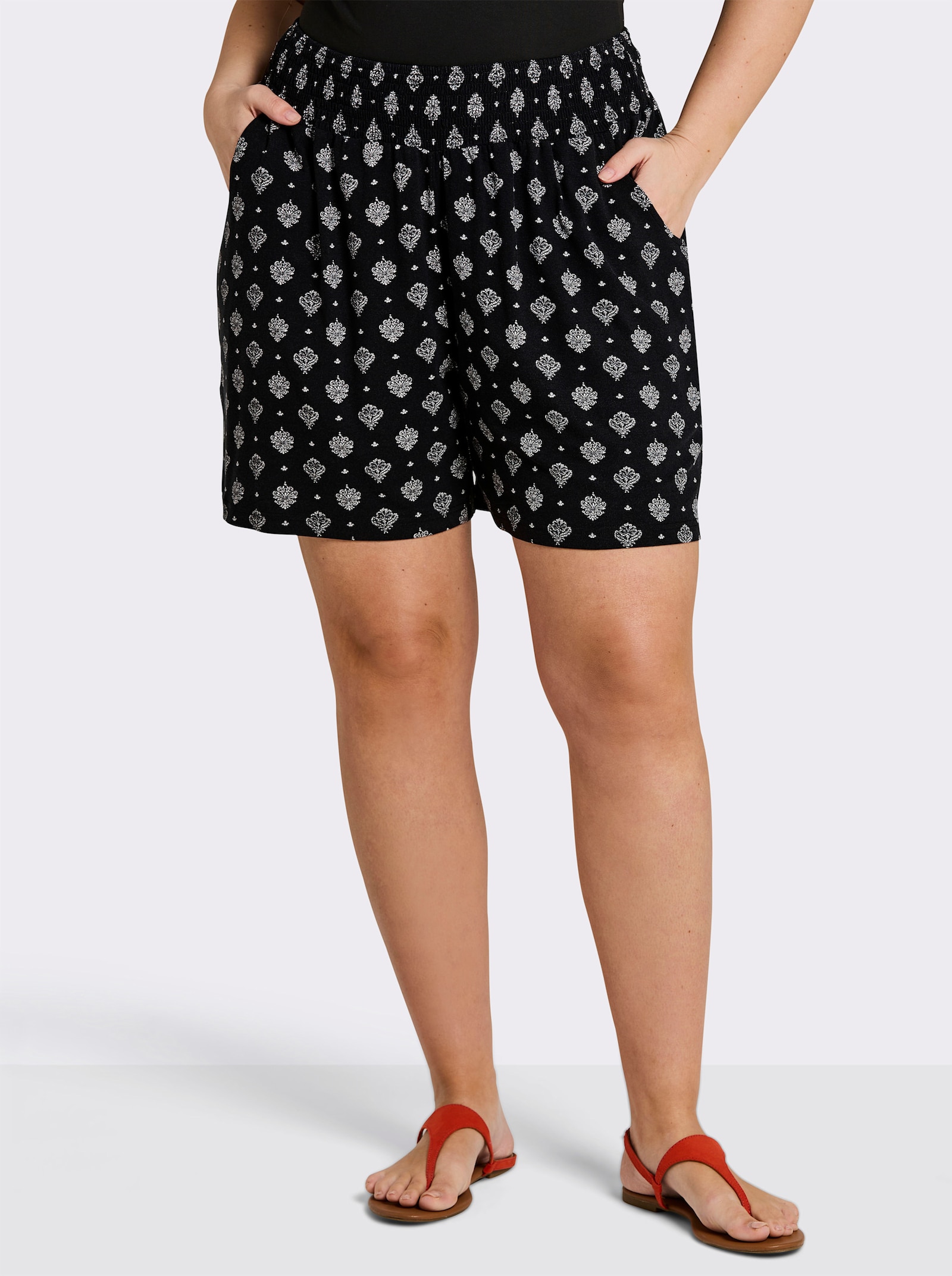 sheego Shorts mit Ornamentdruck - schwarz-ecru-bedruckt