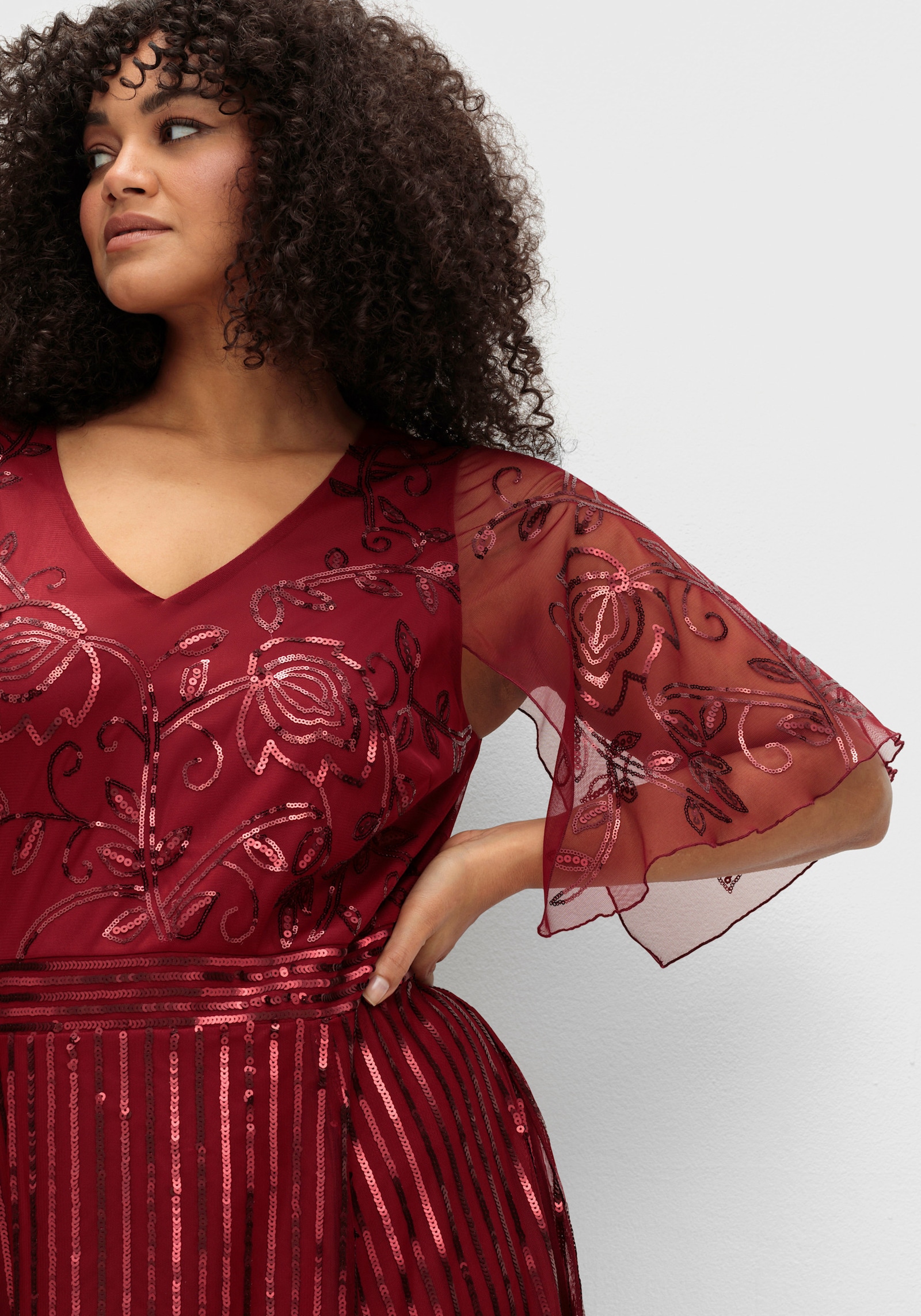 sheego Avondjurk met pailletten - donkerrood