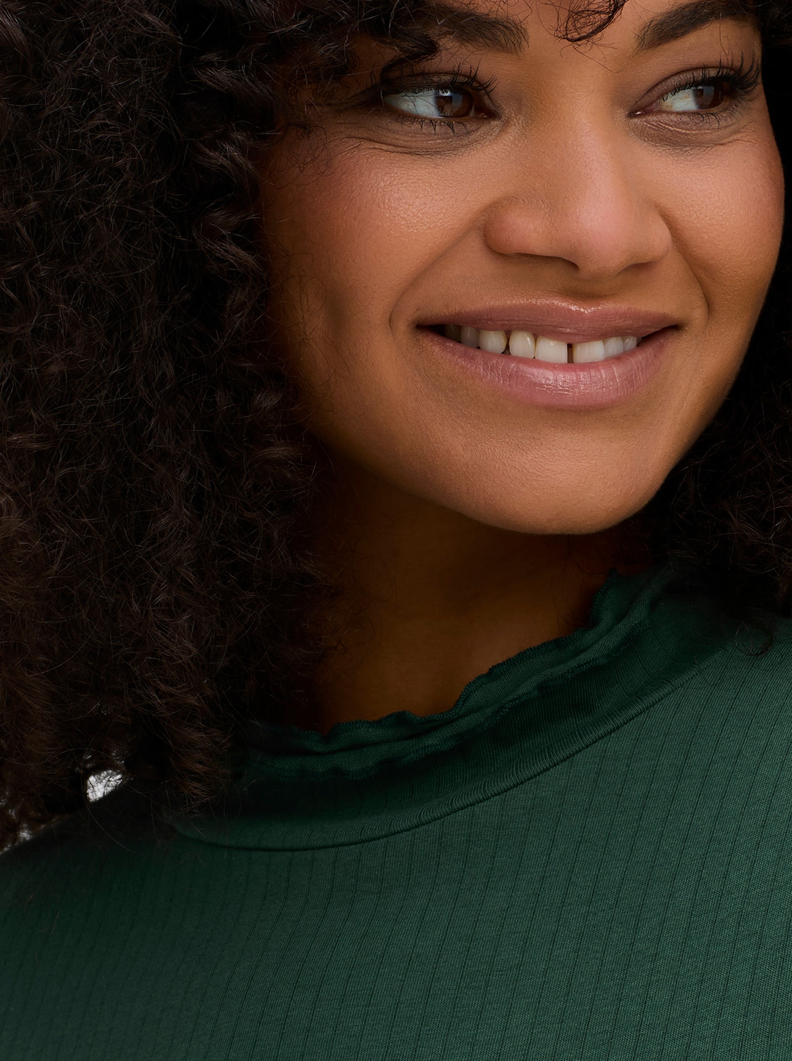 sheego Rollkragenshirt mit Baby-Lock-Nähten - moos