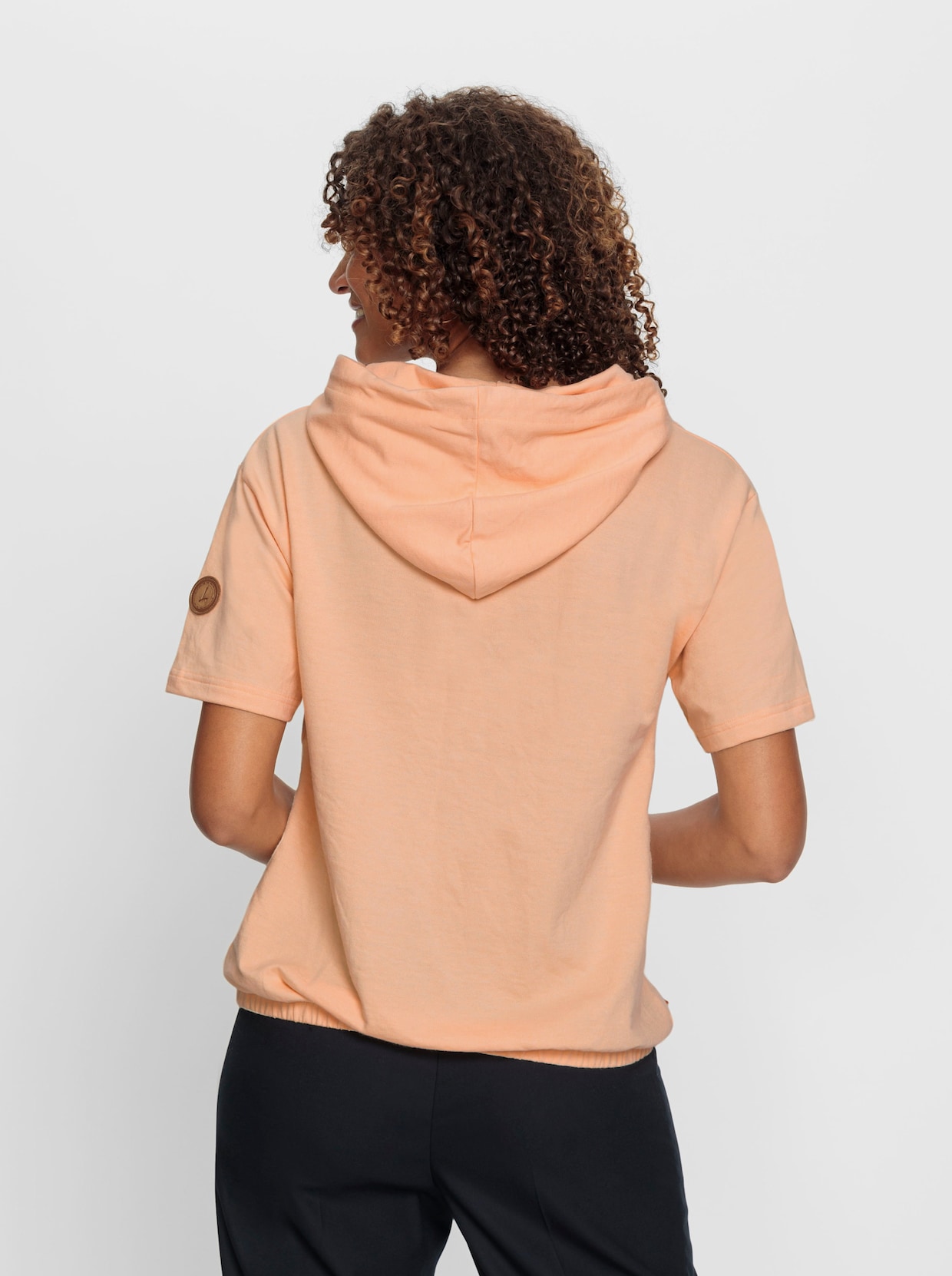Sweatshirt met capuchon - apricot/ecru bedrukt