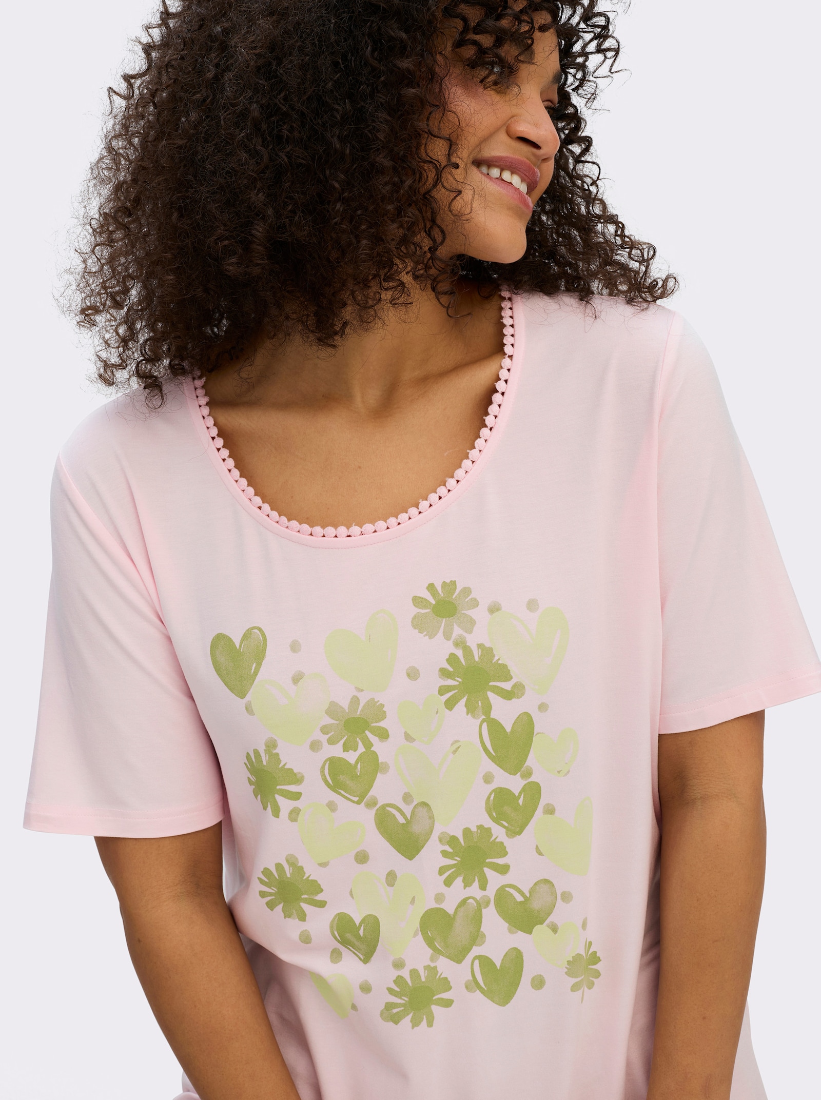 sheego Rundhalsshirt mit Zierband und Frontdruck - hellrosé-pistazie