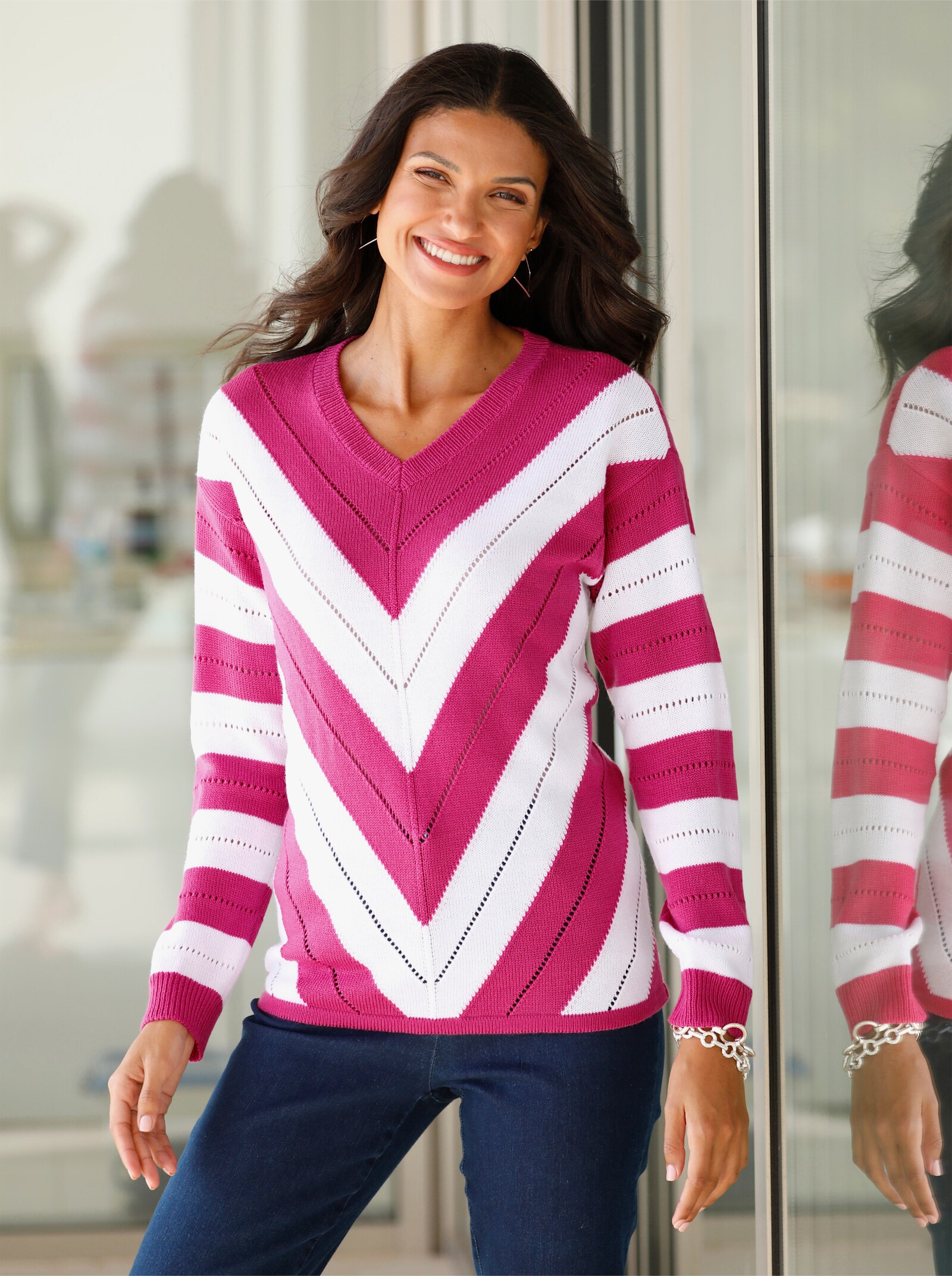 V-Ausschnitt-Pullover im Ajour-Muster - fuchsia-gemustert