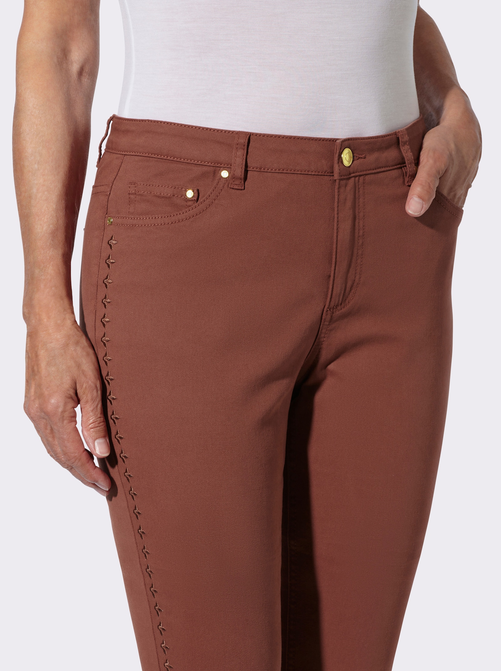  Jeans mit Stickerei an den Seitennähten - rotbraun