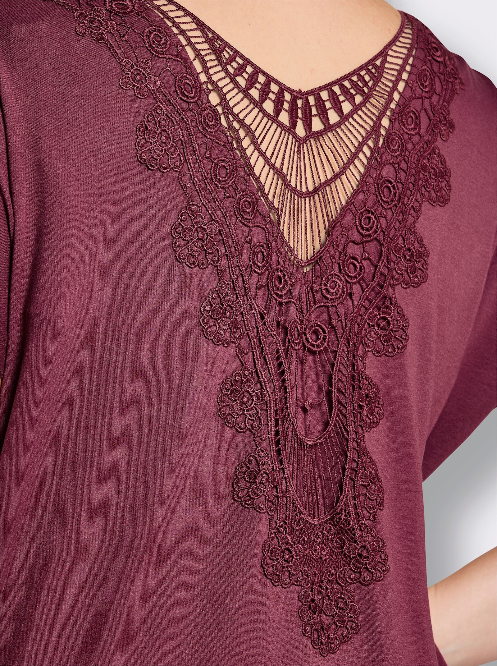 sheego Shirt mit gehäkelter Spitze hinten - bordeaux