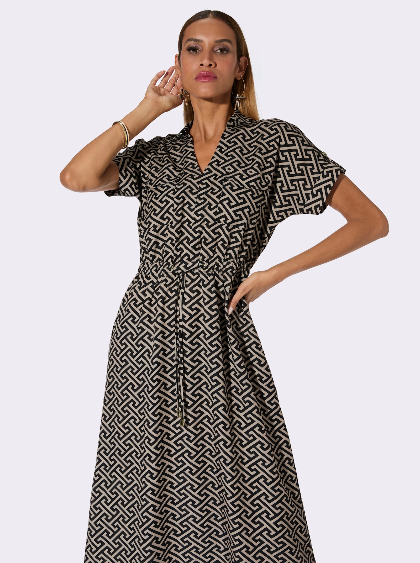 Webkleid mit Brust-Pattentaschen - schwarz-sand-bedruckt