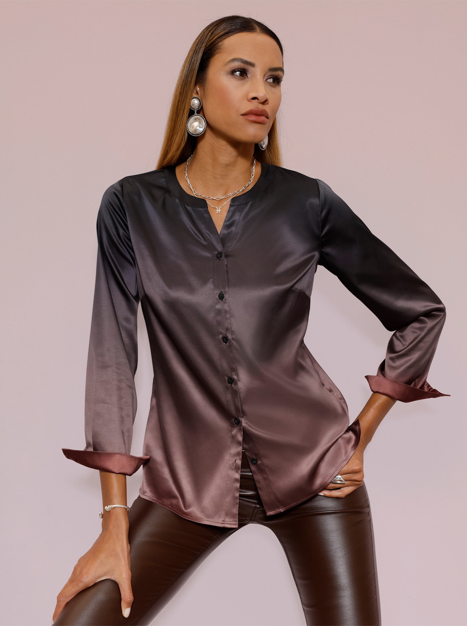 Langarmbluse aus matt-schimmernden Satin - schwarz-rotbraun-bedruckt