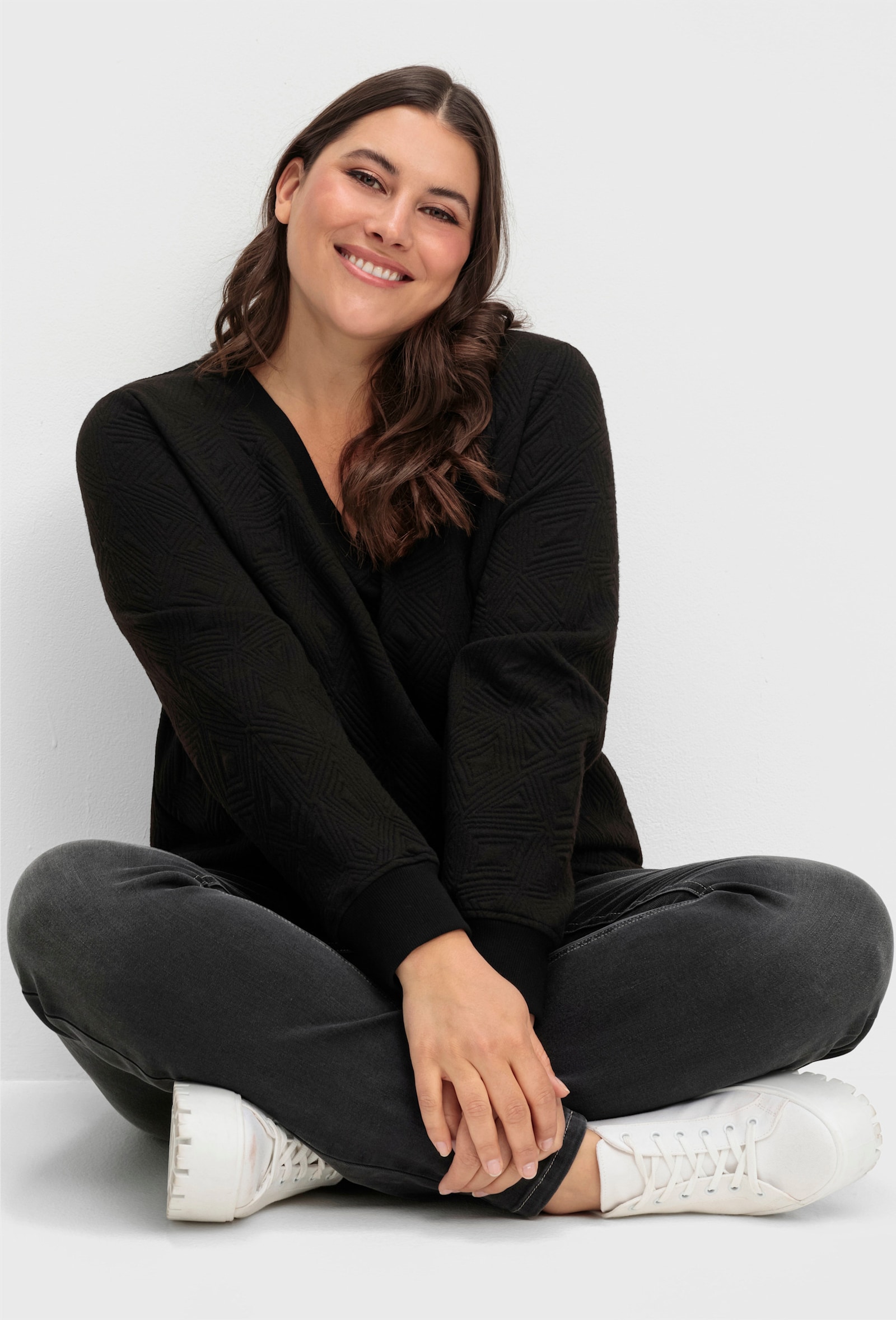 sheego Sweatshirt mit gestepptem Muster - schwarz