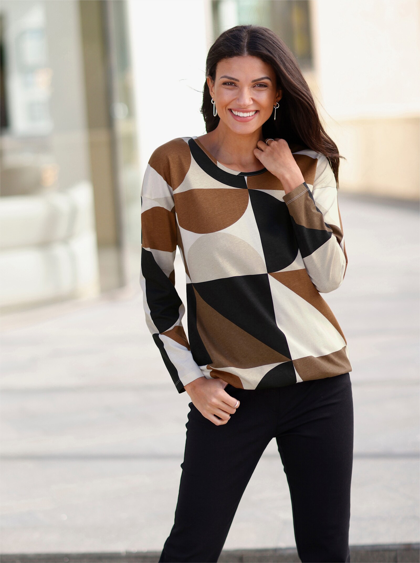 Rundhalsshirt mit elastischem Saum - sand-cognac-bedruckt