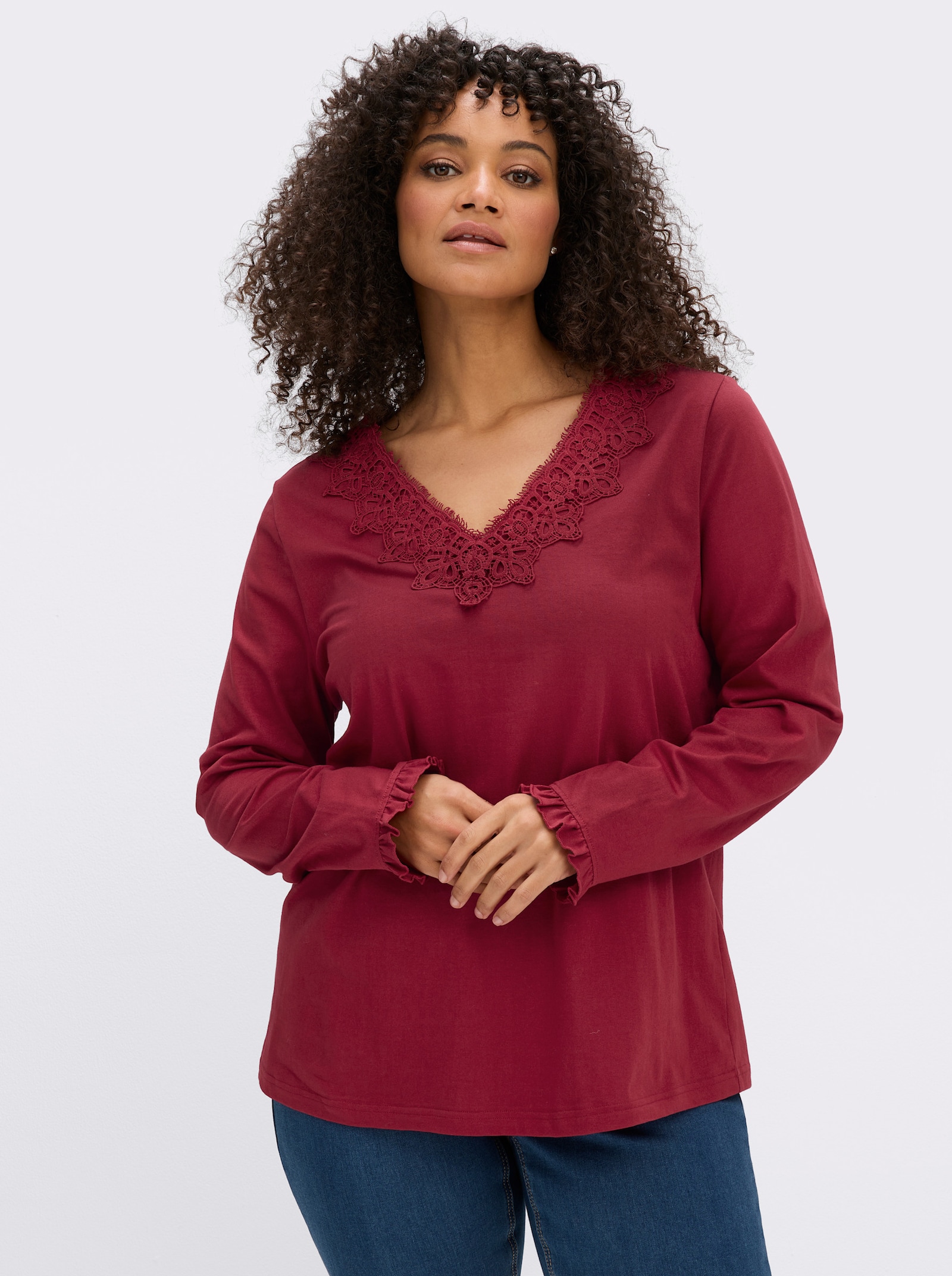 sheego by Joe Browns Langarmshirt mit Spitze am V-Ausschnitt - kirsche