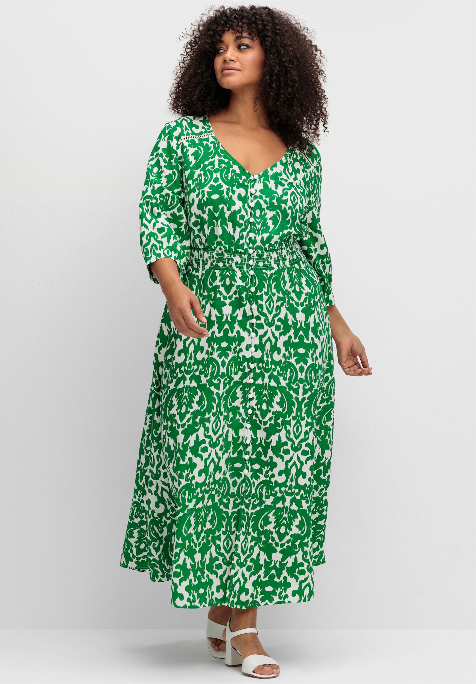 sheego by Joe Browns Maxikleid mit Alloverprint und gesmokter Taille - grün-offwhite