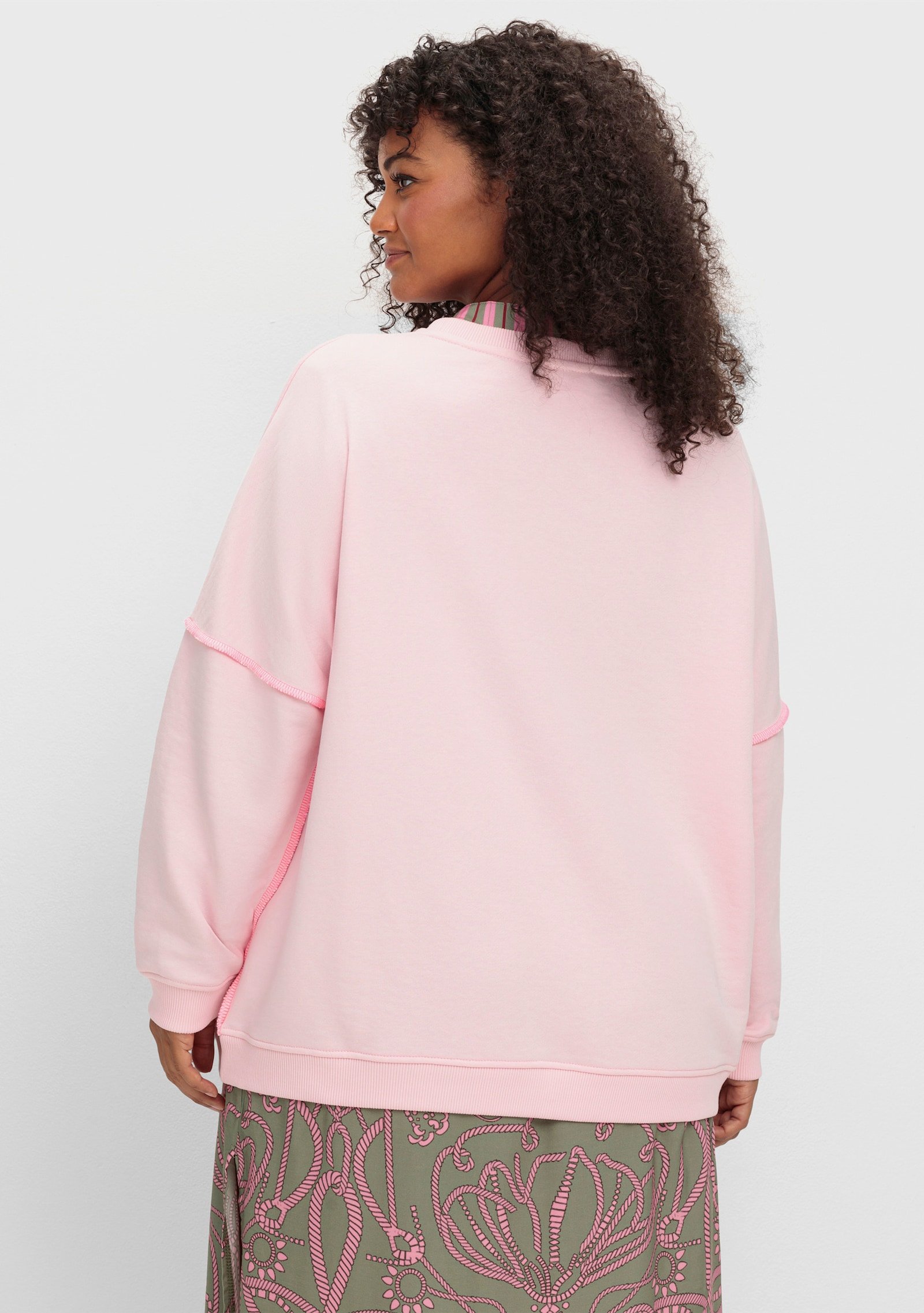 sheego loves miss goodlife Sweatshirt mit Frontprint und Rundhalsausschnitt - pastellflieder-bedruckt