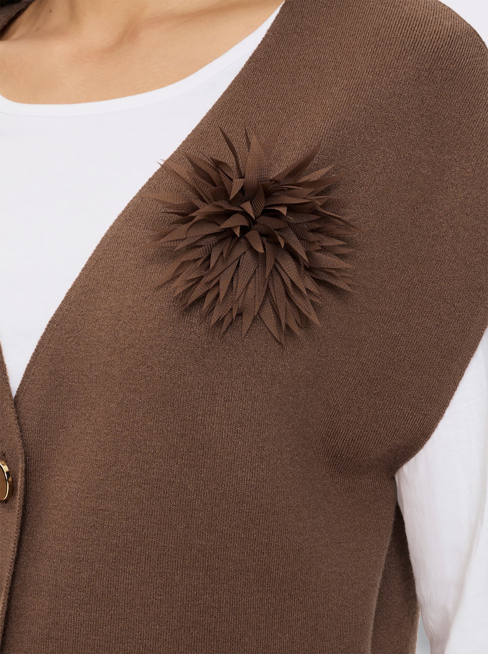 Strickweste mit Feder-Brosche - braun