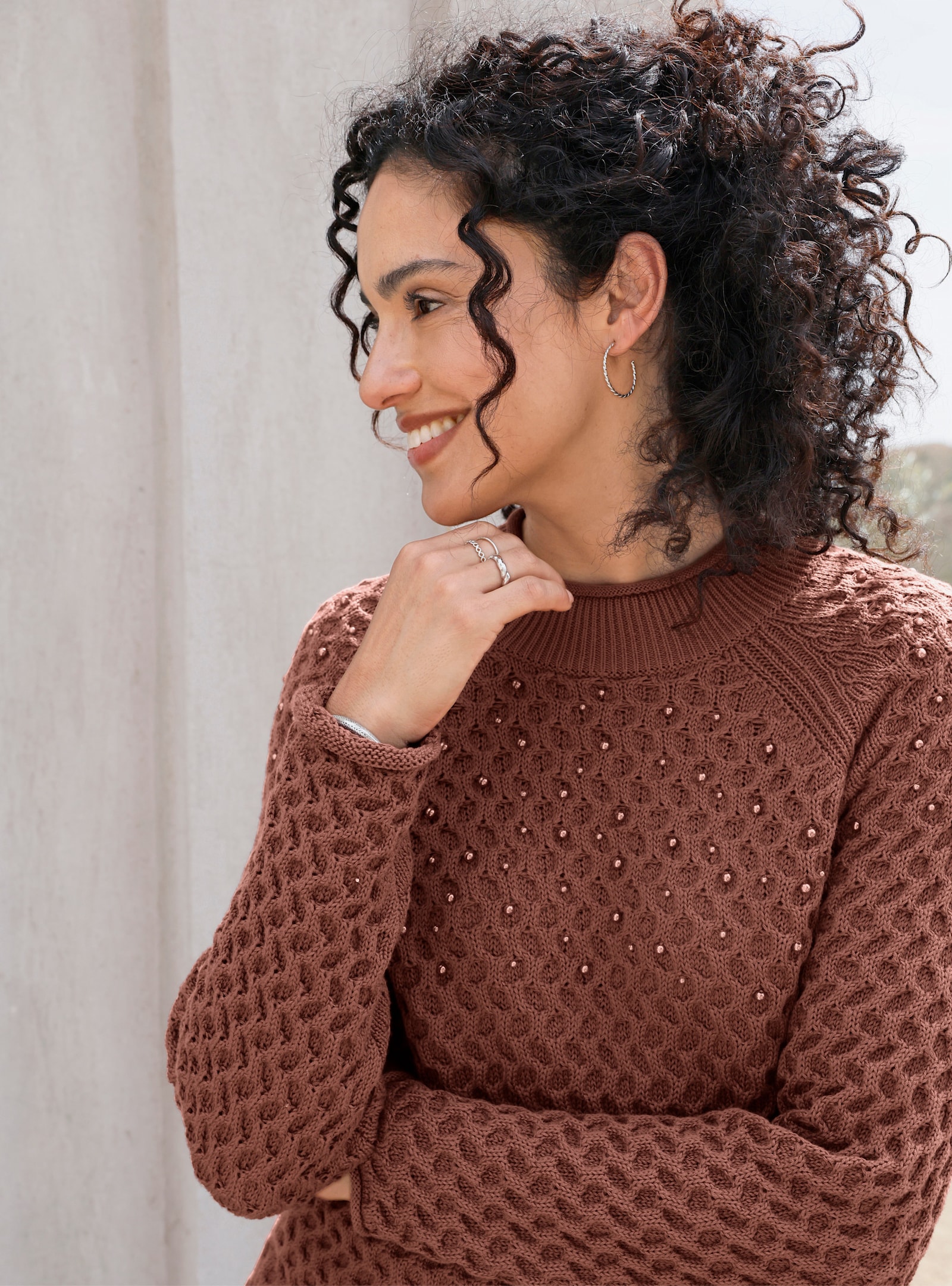 Stehkragenpullover mit Zierperlen - rotbraun