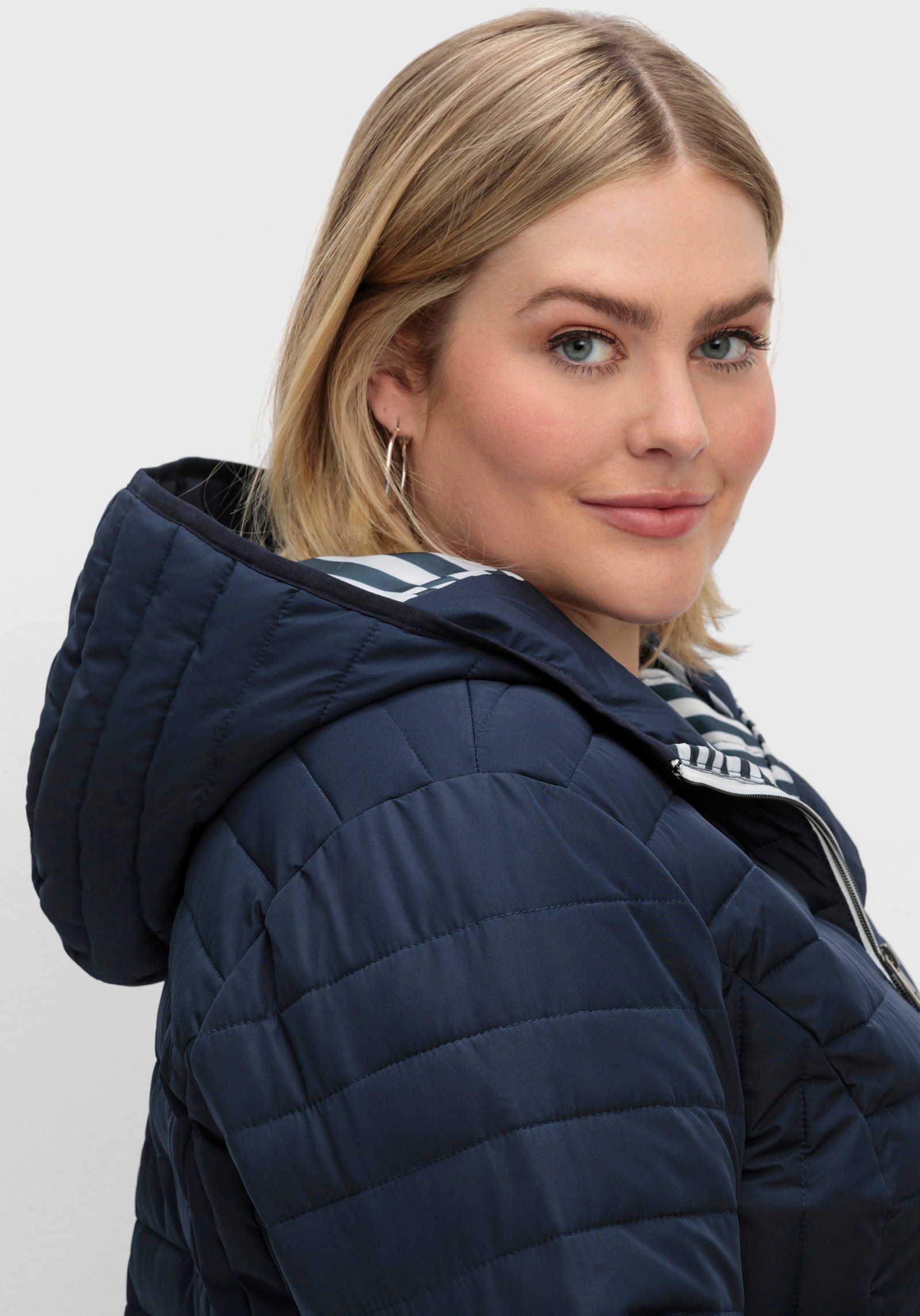 sheego Steppjacke mit gestreiftem Innenfutter, in Longform - nachtblau
