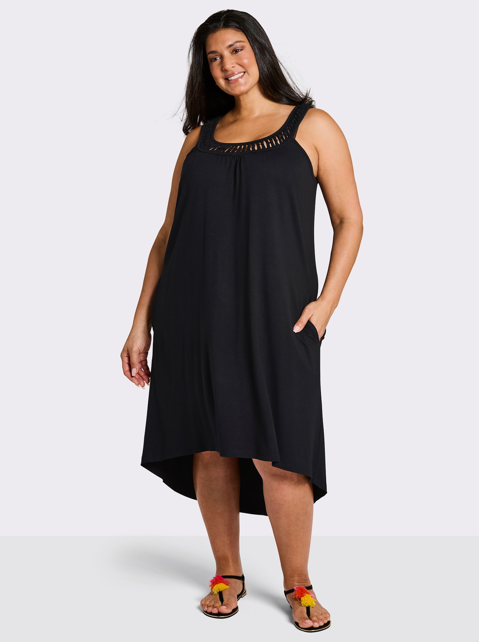 sheego Jerseykleid mit raffiniertem Ausschitt - schwarz