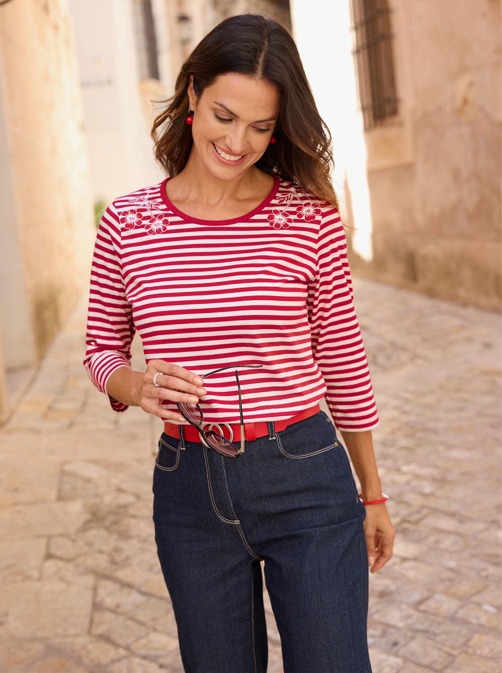 Rundhalsshirt mit Ringeln und Stickerei - erdbeere-ecru-geringelt