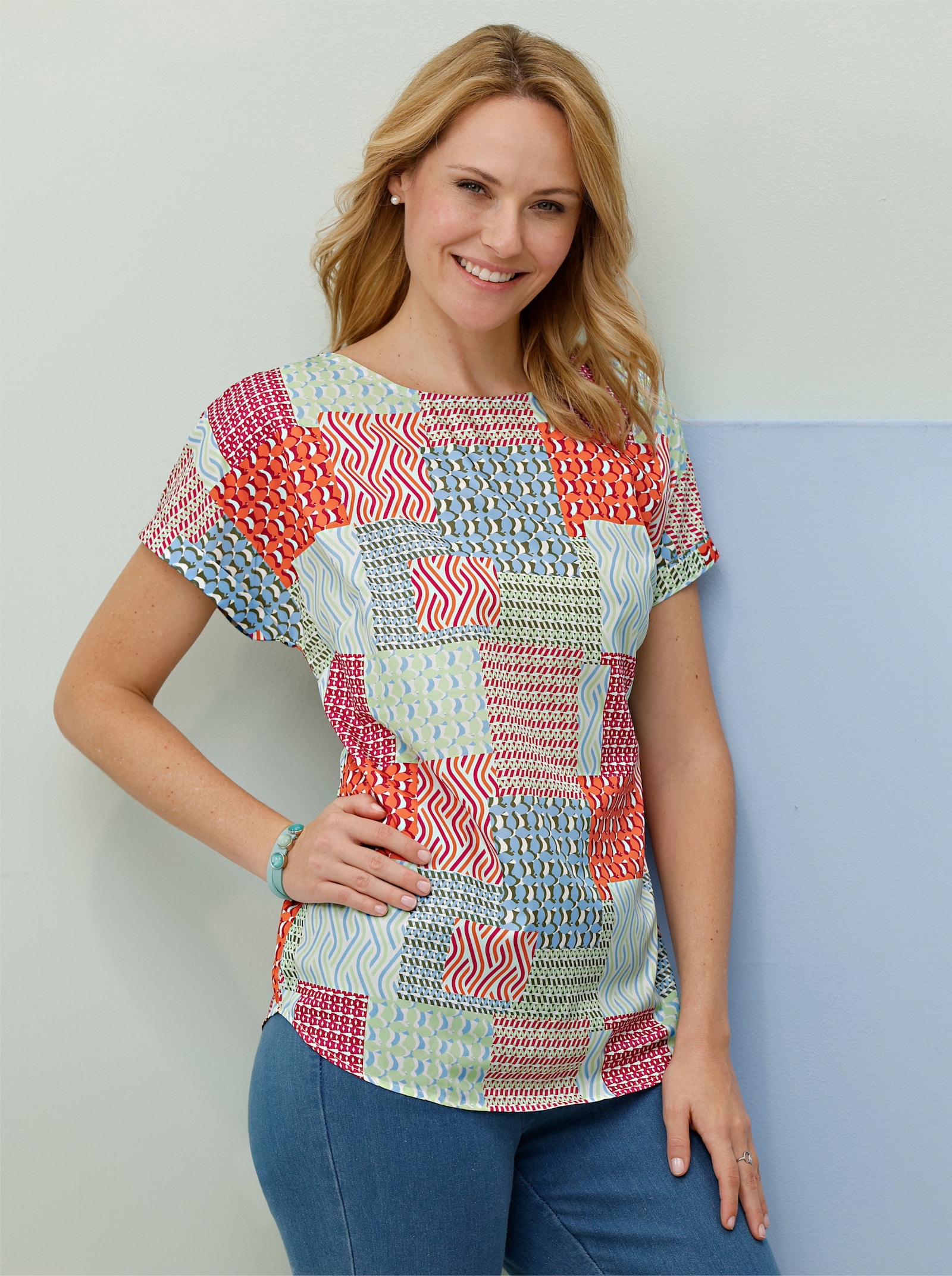 Schlupfbluse in Patch-Optik - rot-himmelblau-bedruckt