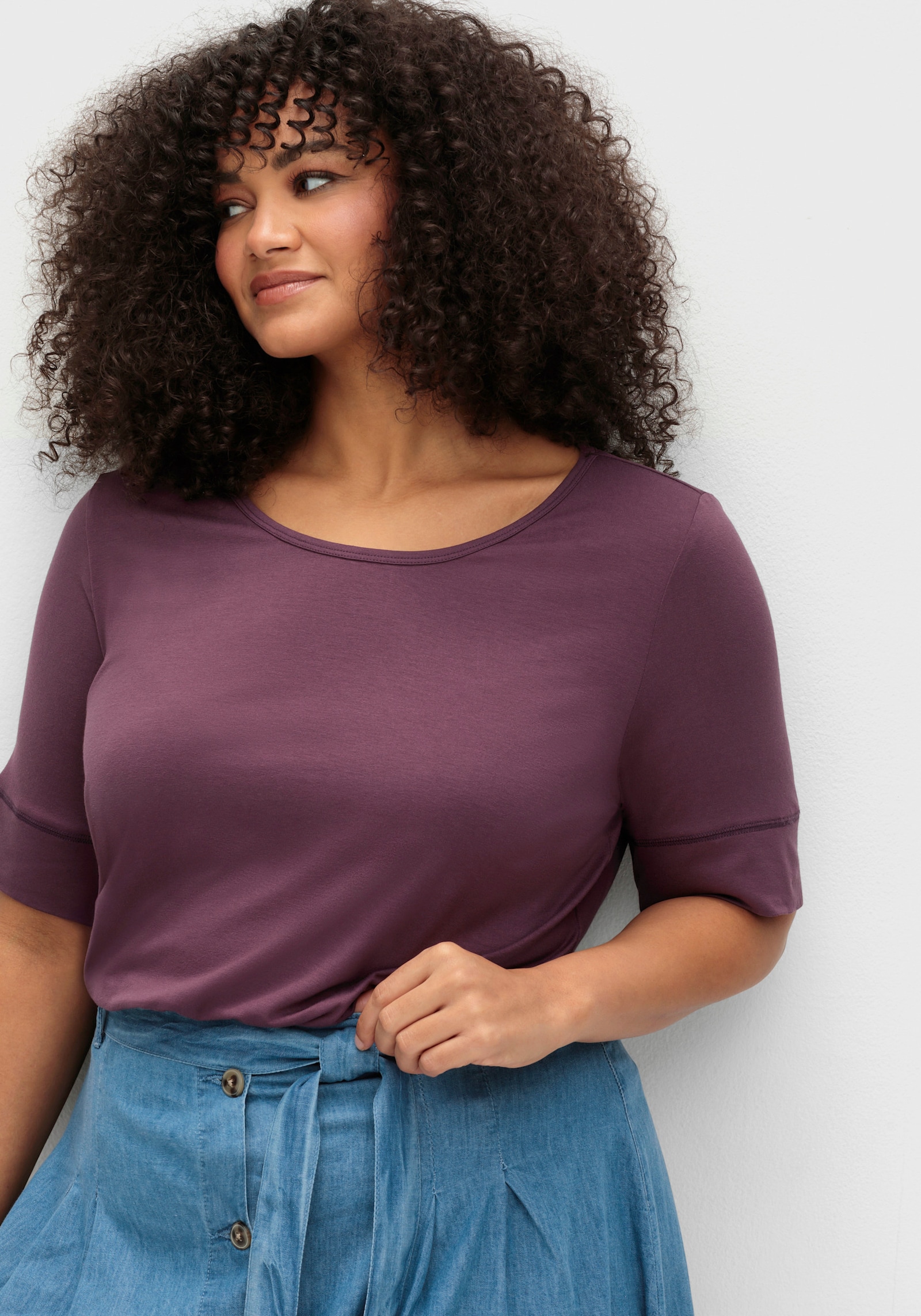 T-Shirt mit zweilagigem Ärmelbündchen - aubergine