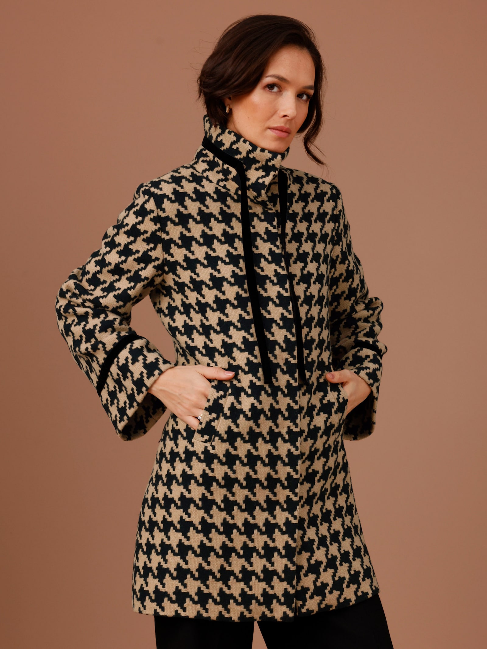 Manisa Wolljacke mit Samt-Verzierungen - schwarz-camel-gemustert