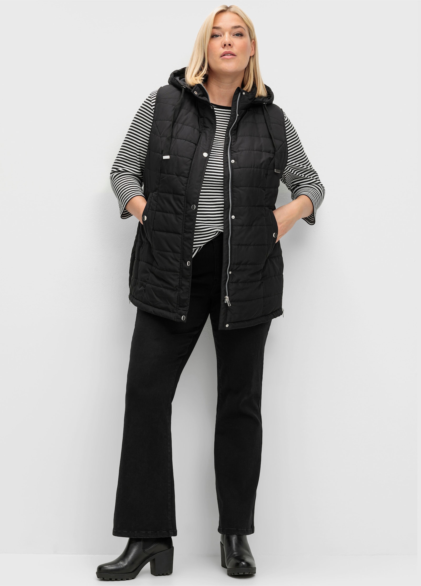 sheego Jean avec effet sculptant, bootcut - noir denim