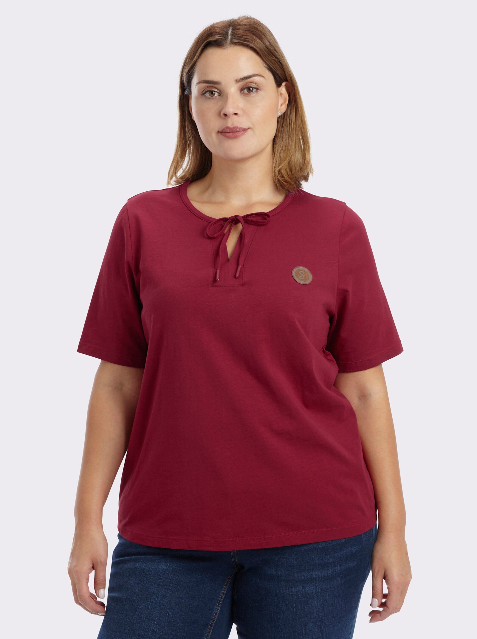 sheego Kurzarmshirt mit Bindeband am Ausschnitt - kirsche