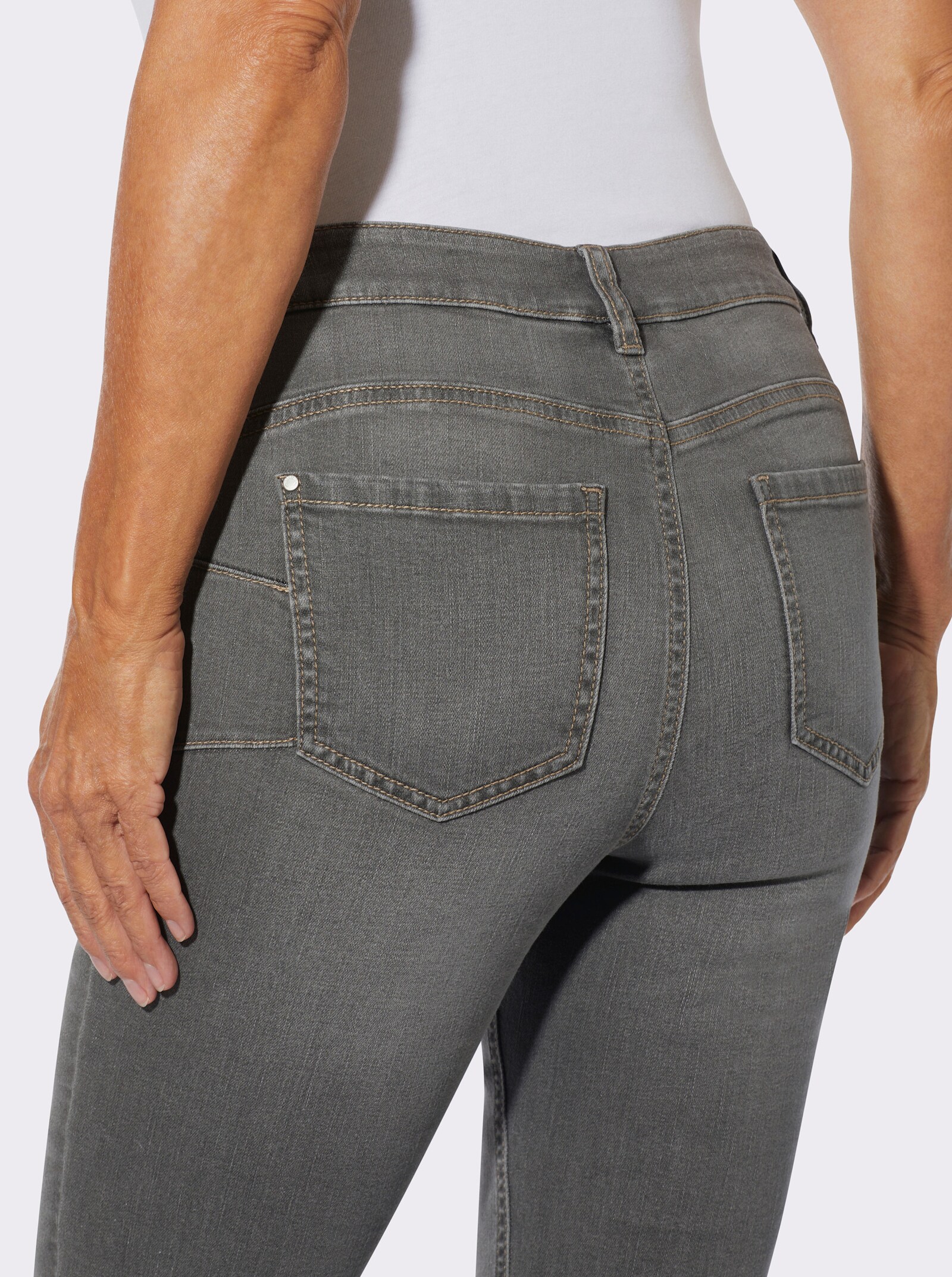 Push-up-Jeans mit Abnähern hinten - stone-grey-denim