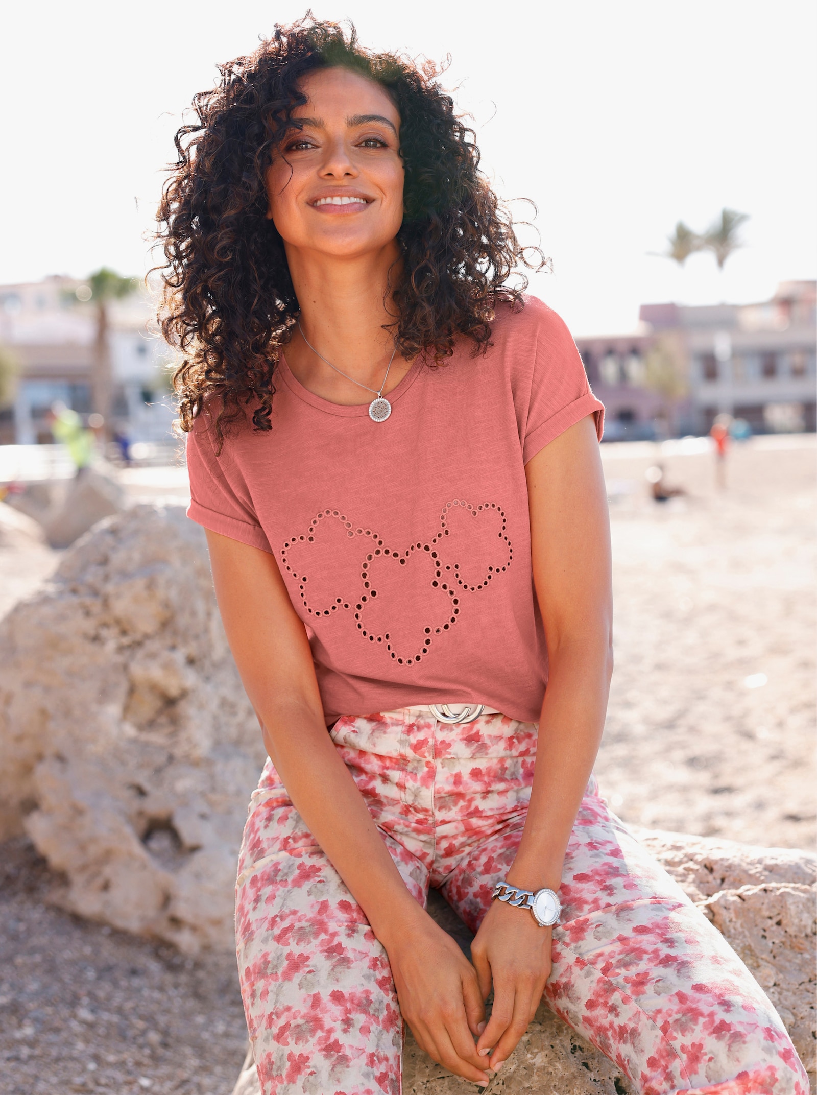 Rundhalsshirt mit Lochstickerei - flamingo