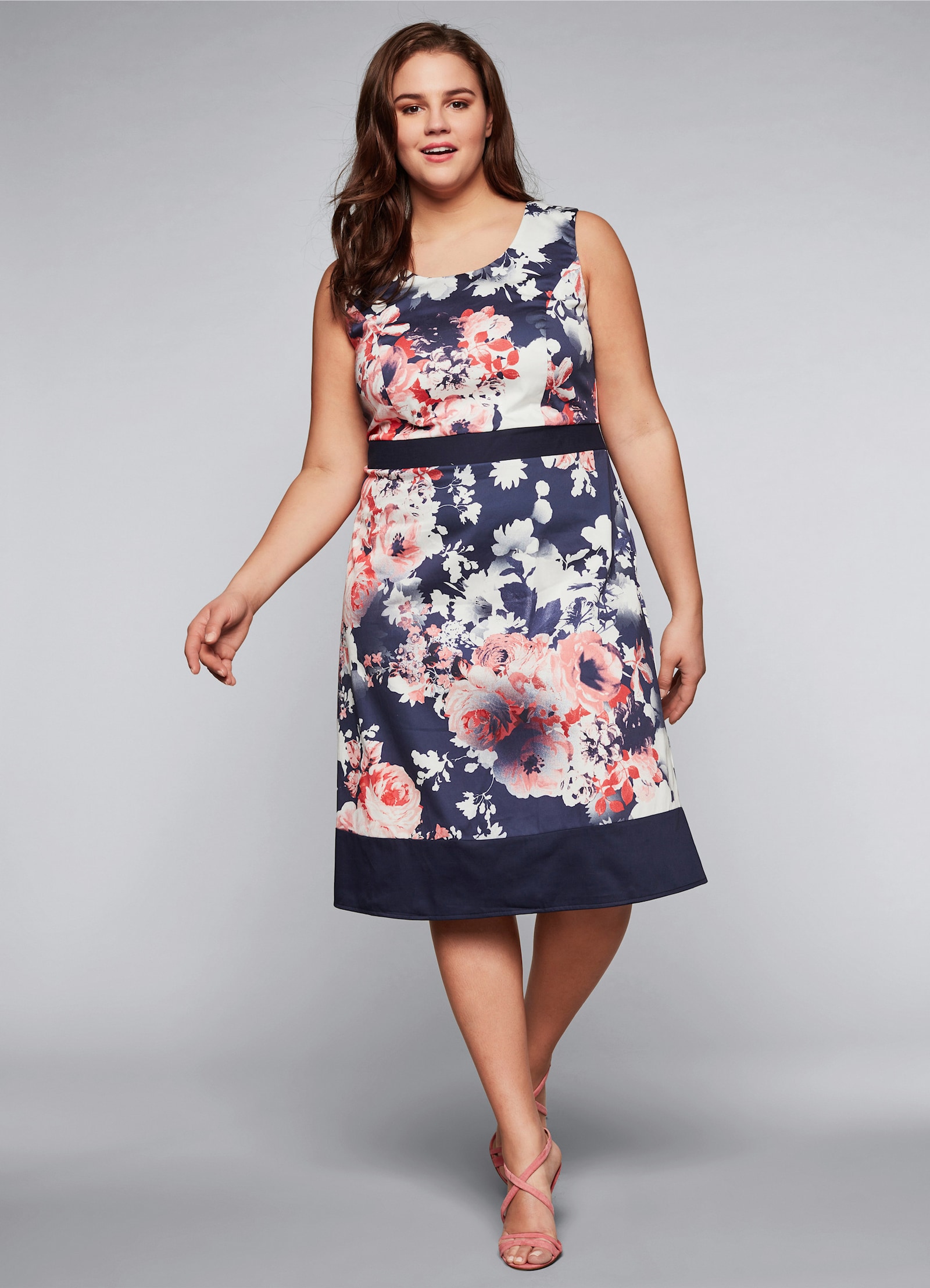 sheego Cocktailkleid in A-Linie, mit Blumendruck - marine bedruckt