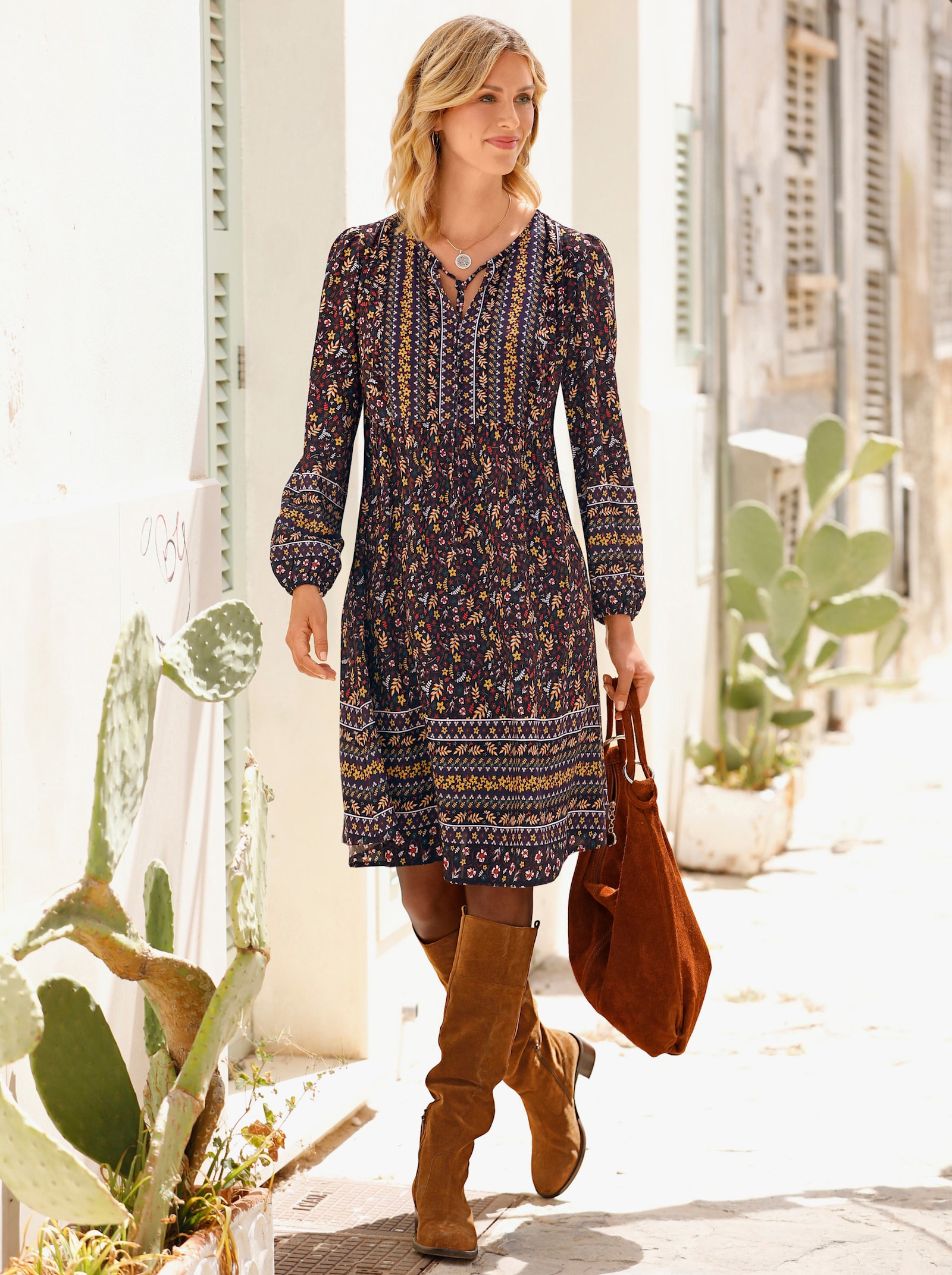 Druckkleid mit Bordüren-Dessin - schwarz-rotbraun-bedruckt