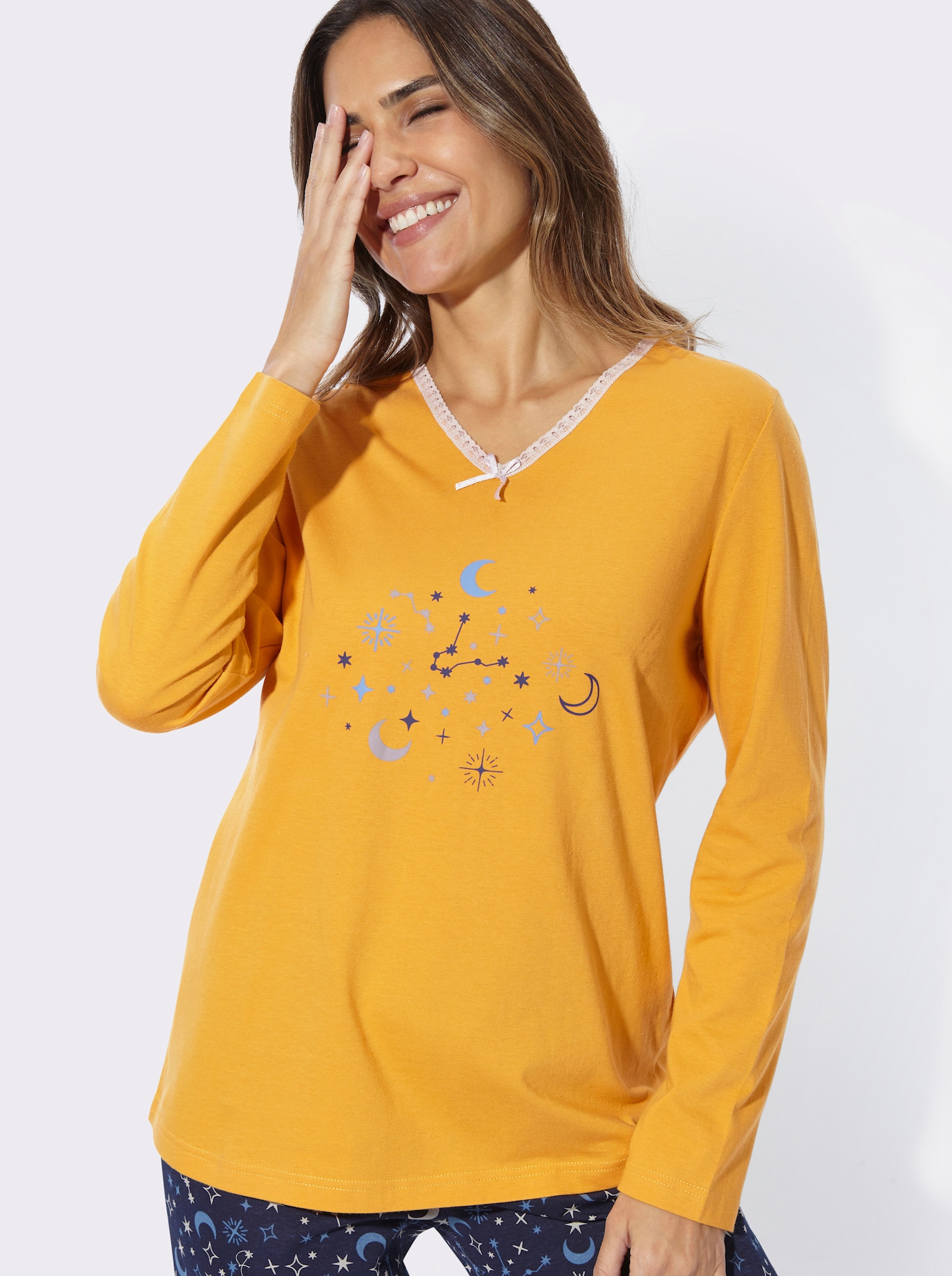 Schlafanzug mit Spitze am Ausschnitt - ocker-marine-bedruckt