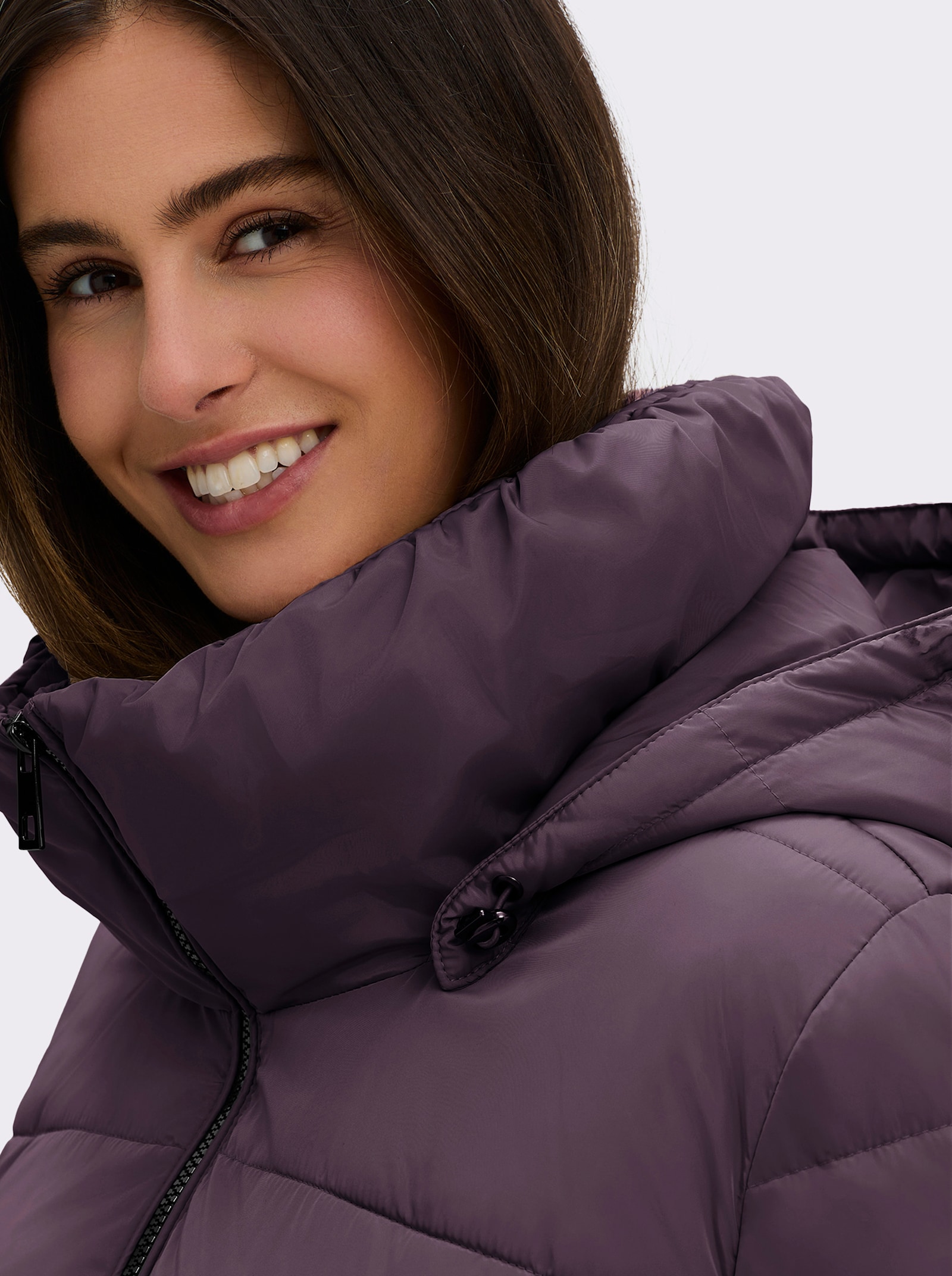Steppmantel mit Raffung am Stehkragen - aubergine