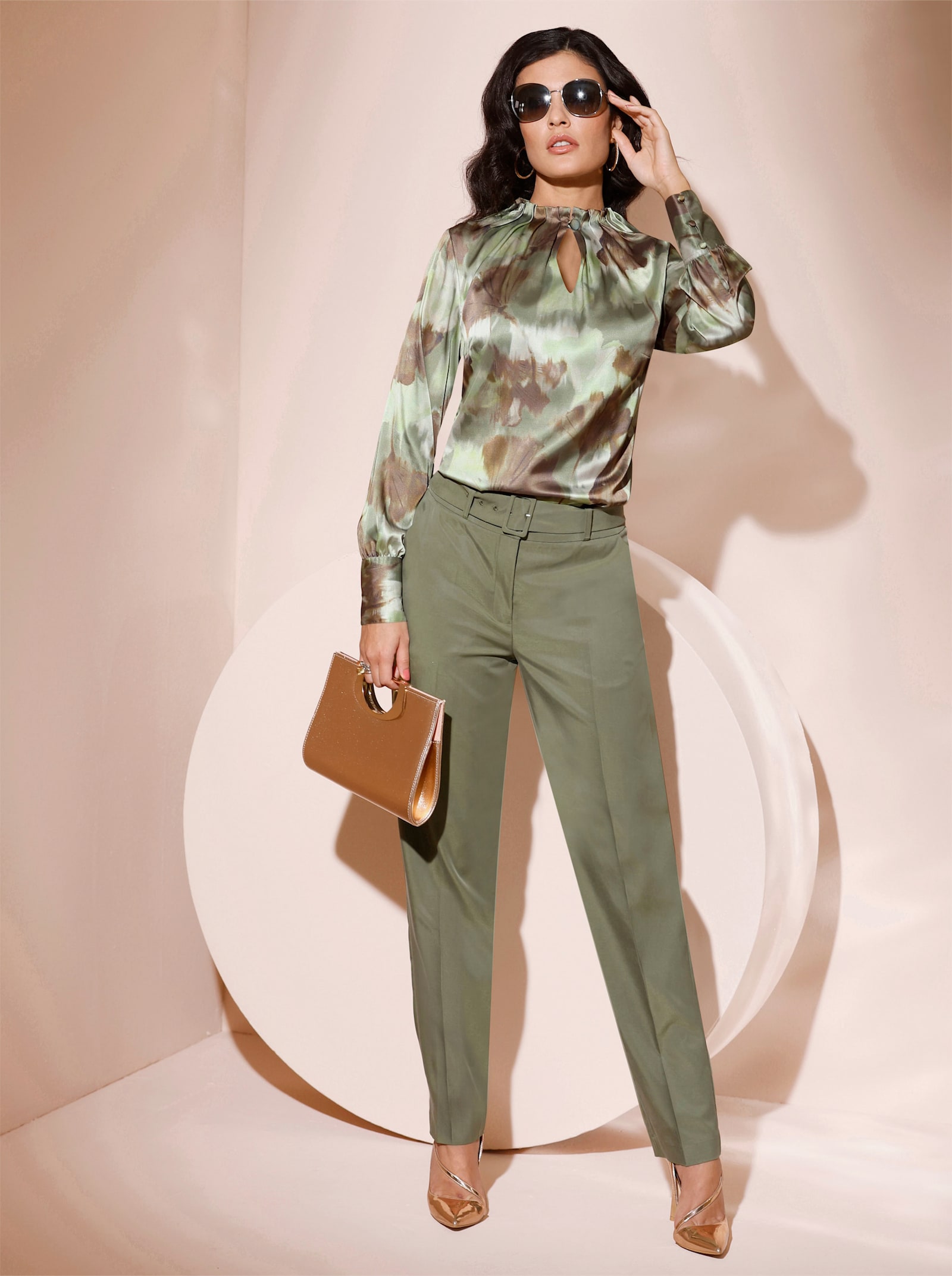 Satinbluse mit breiten Knopfmanschetten - khaki-lindgrün-bedruckt