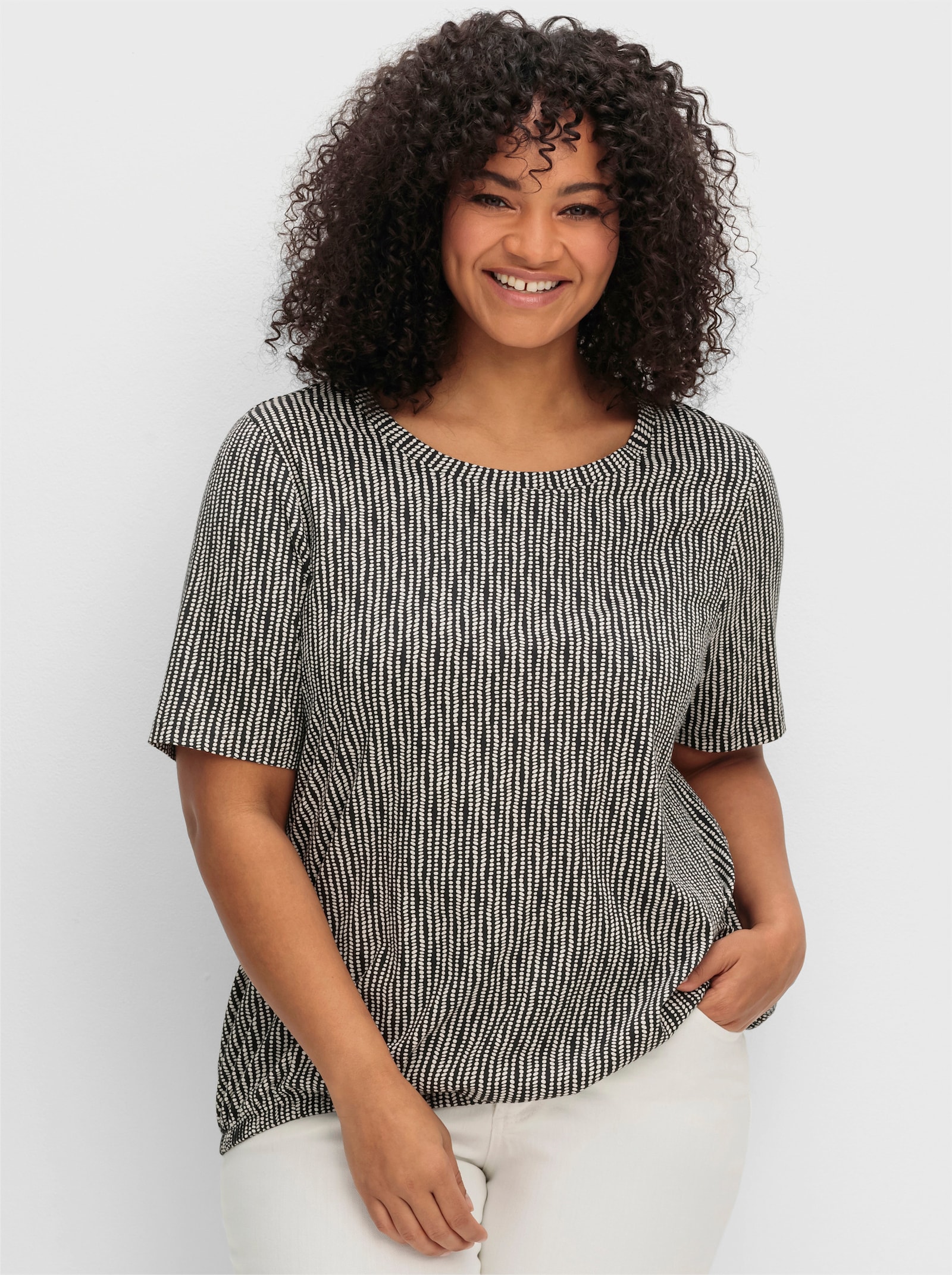 sheego Kurzarmshirt mit Minimal-Alloverdruck und Gummizugbund - schwarz-gemustert