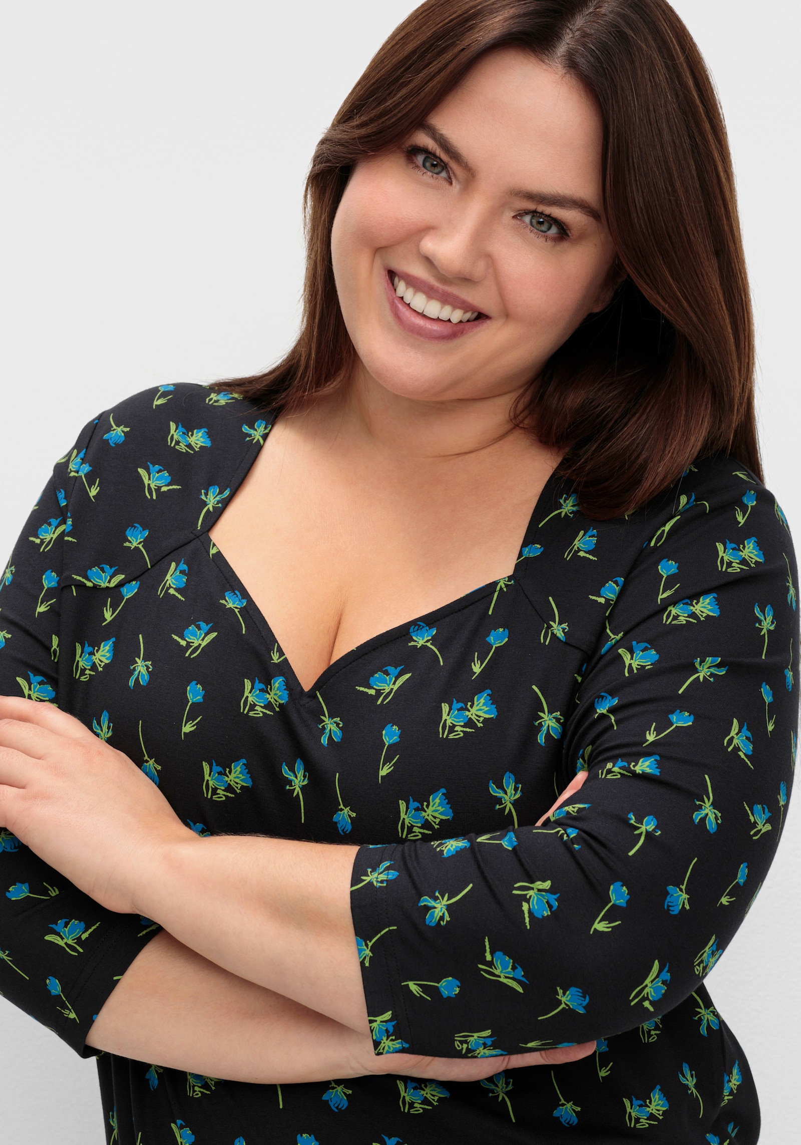 sheego T-Shirt mit Blumenprint und Herzausschnitt - schwarz-gemustert