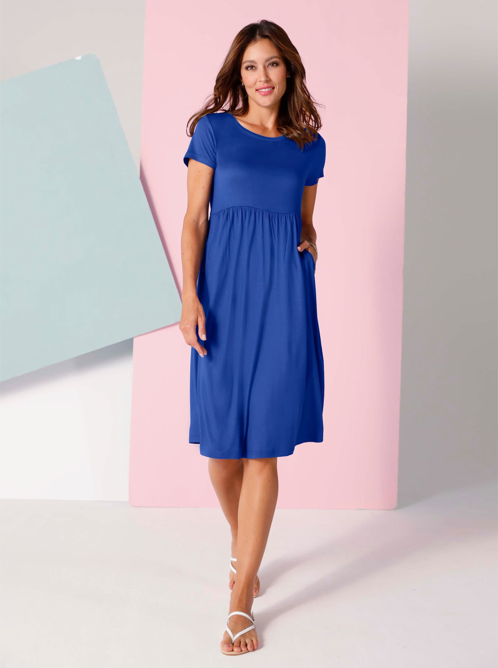 Rynkad trikåklänning med fickor - kungsblå