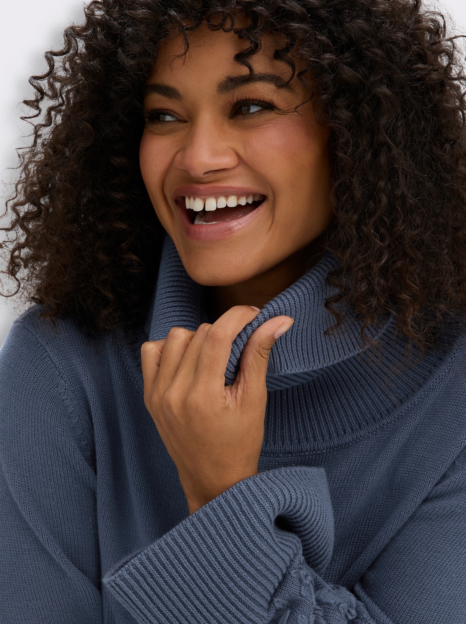 sheego Rollkragenpullover mit Stickereien am Ärmel - rauchblau