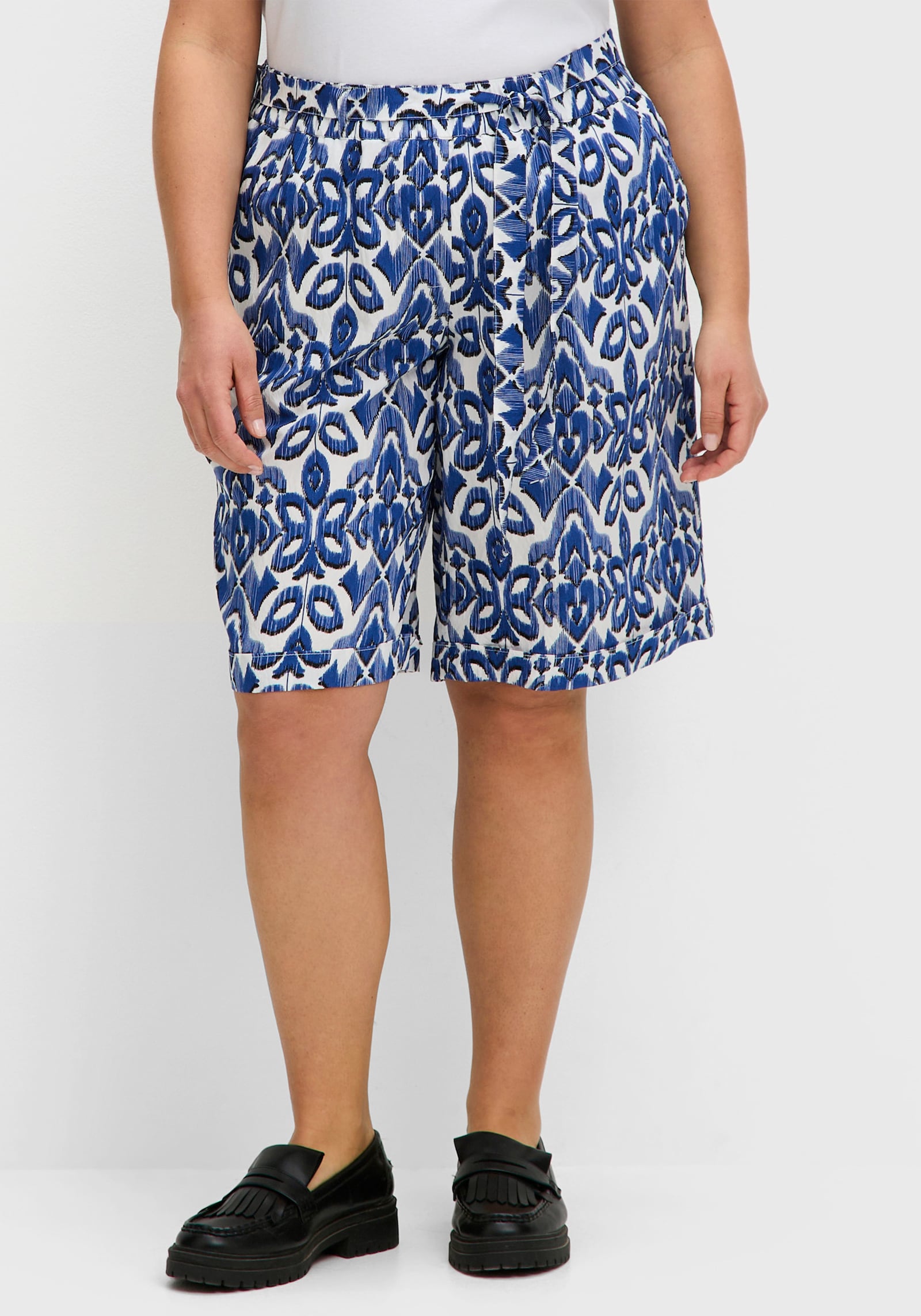sheego Bermudas mit Bindegürtel, bedruckt - ecru-gemustert