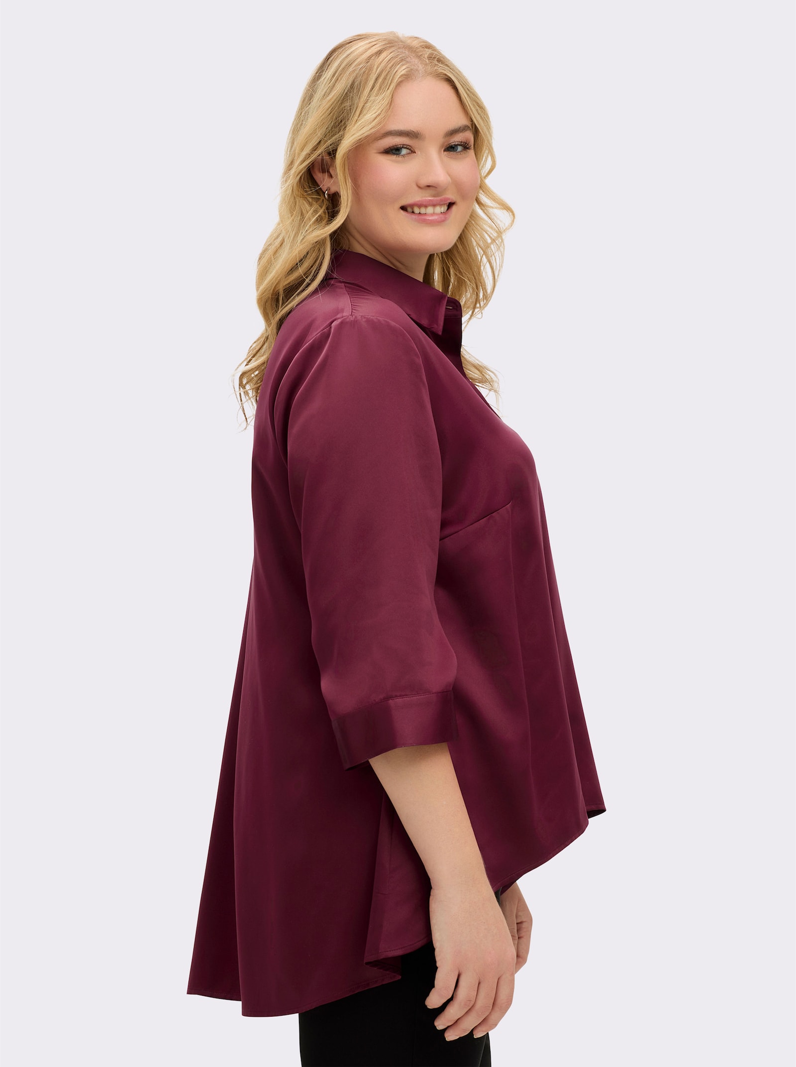 sheego Satinbluse mit verkürztem Saum vorn - bordeaux
