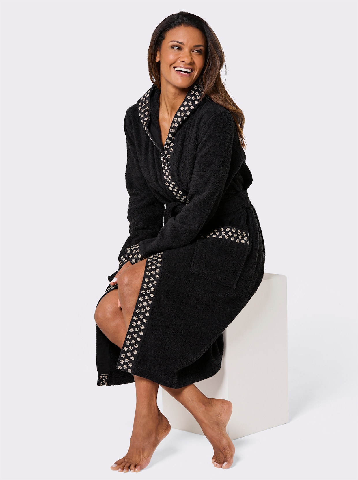 feel good Bademantel mit Pfötchen-Print und Dackel-Stickerei - schwarz-beige