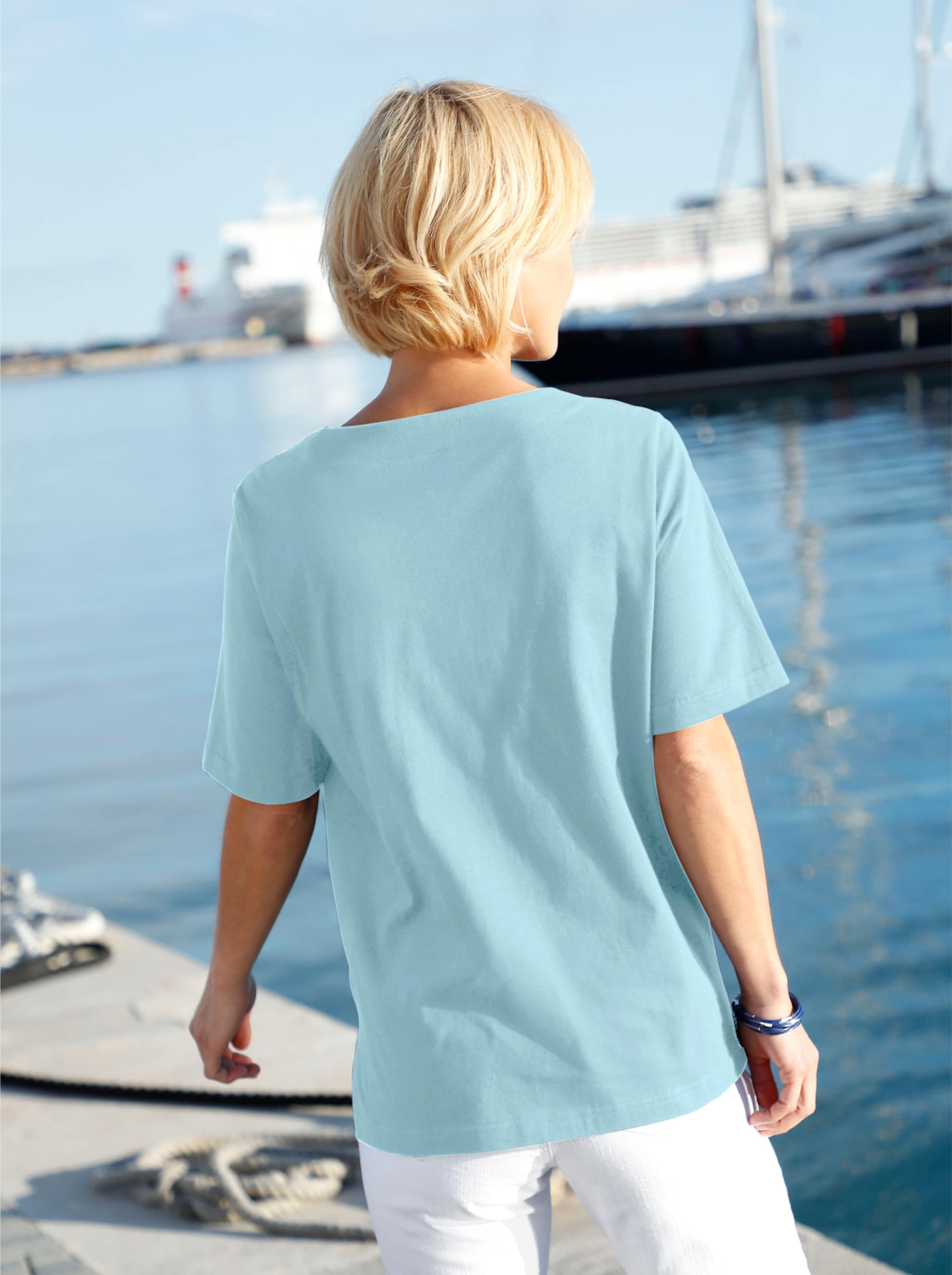 Kurzarm Shirt günstig Kaufen-Kurzarmshirt in hellblau von heine. Kurzarmshirt in hellblau von heine <![CDATA[Shirt mit Muscheldruck vorne. Seitenschlitze.]]>. 