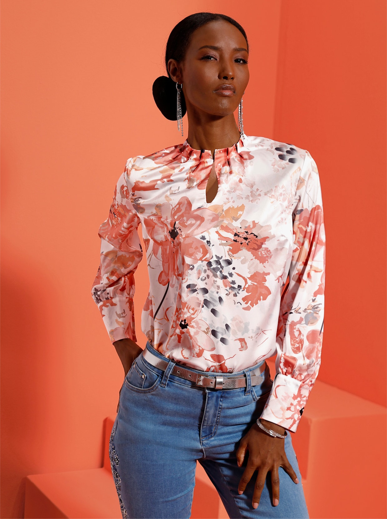 Druckbluse in Satin-Qualität - ecru-apricot-bedruckt