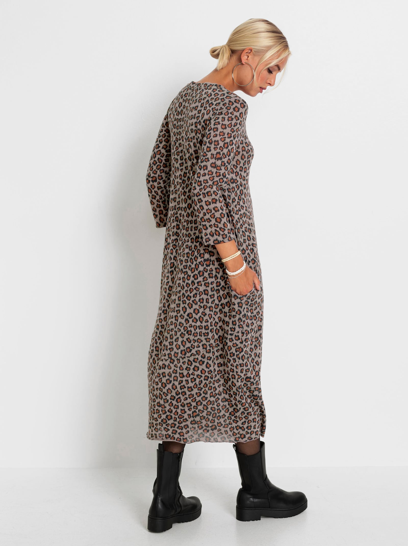 Maxišaty, jemný úplet - sezamová-čierna vzor