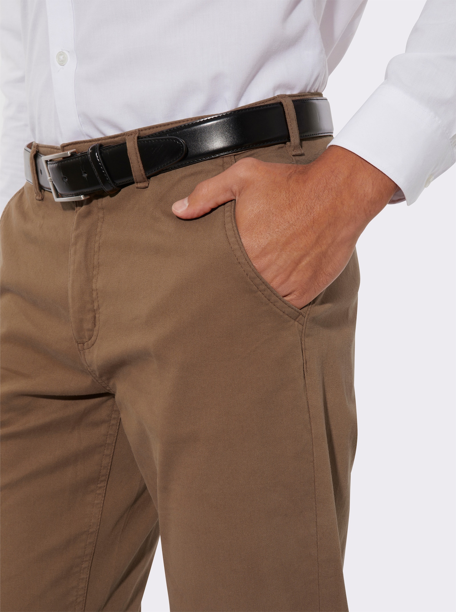 Stretchjeans met achterzakken met knoop - bruin