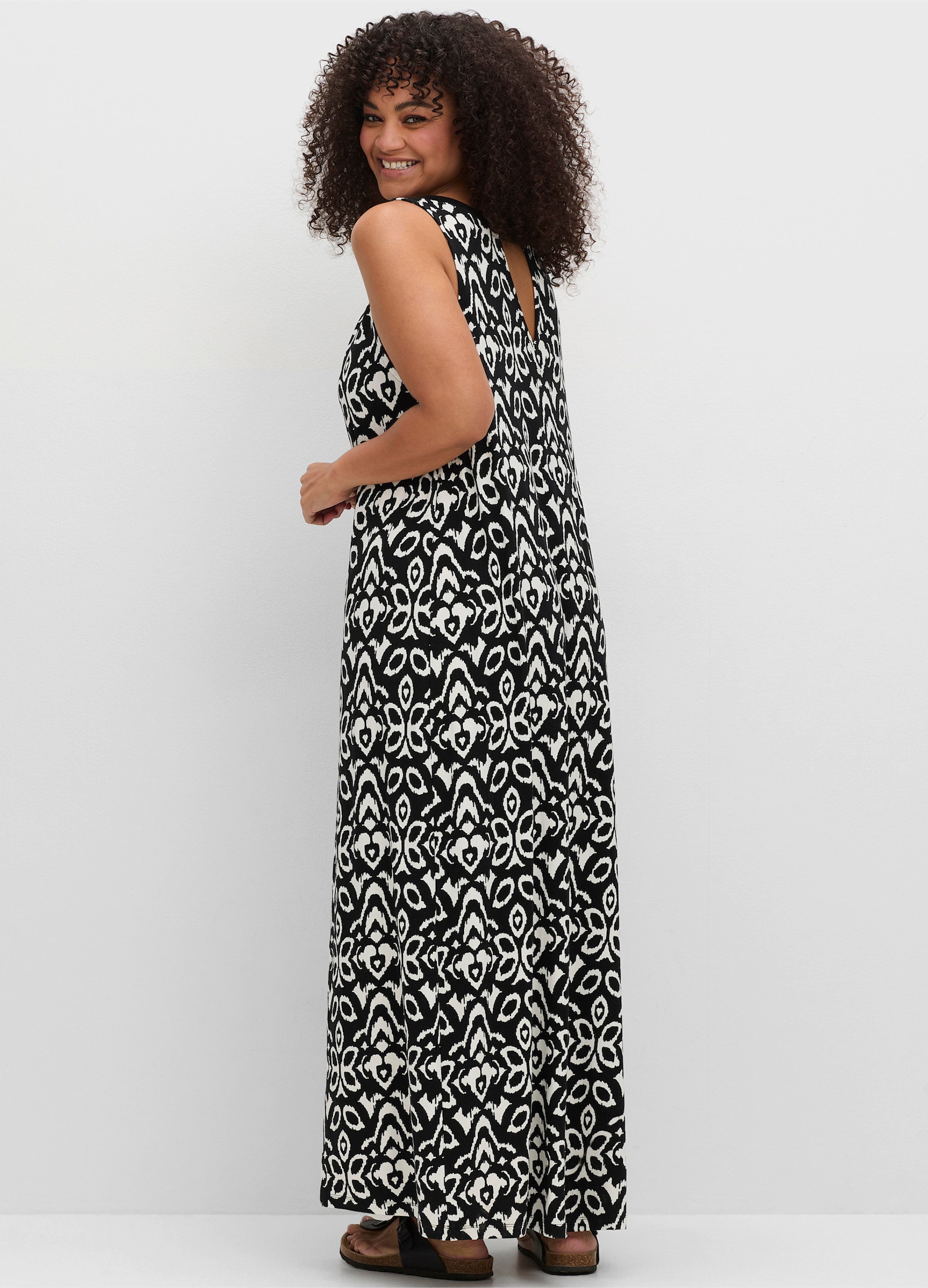 sheego Jerseykleid mit Ornamentdruck und Cut-outs - schwarz-weiß