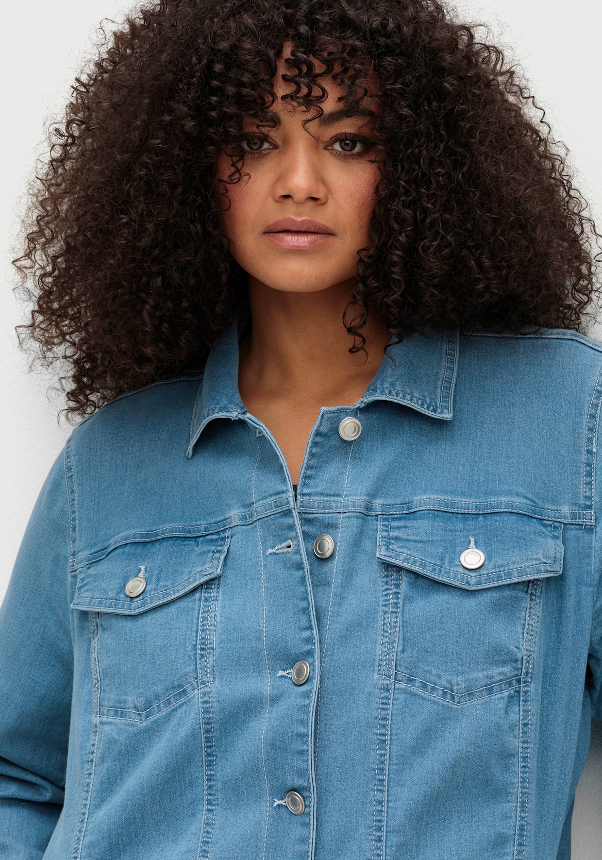 Jeansjacke mit aufgesetzten Brusttaschen - blue-bleached