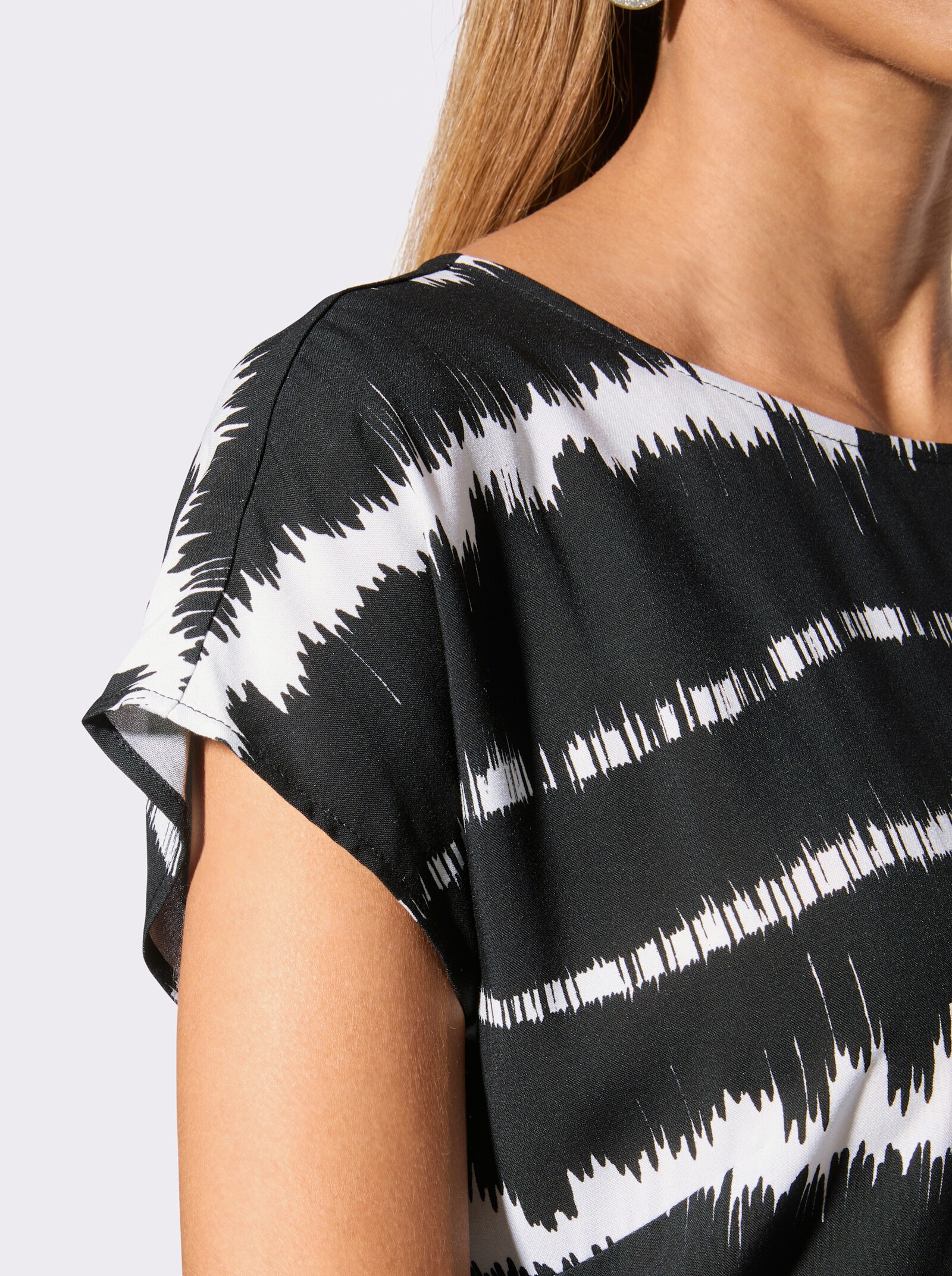 Druckbluse mit Rundhals-Ausschnitt - schwarz-weiß-bedruckt