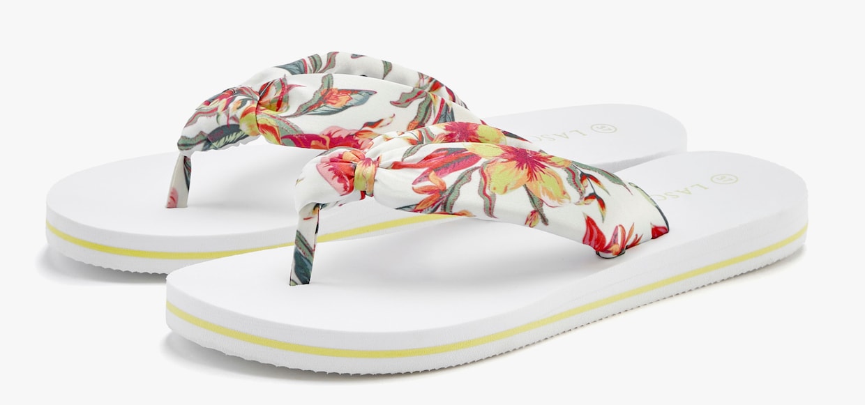 LASCANA Badslippers - wit gebloemd