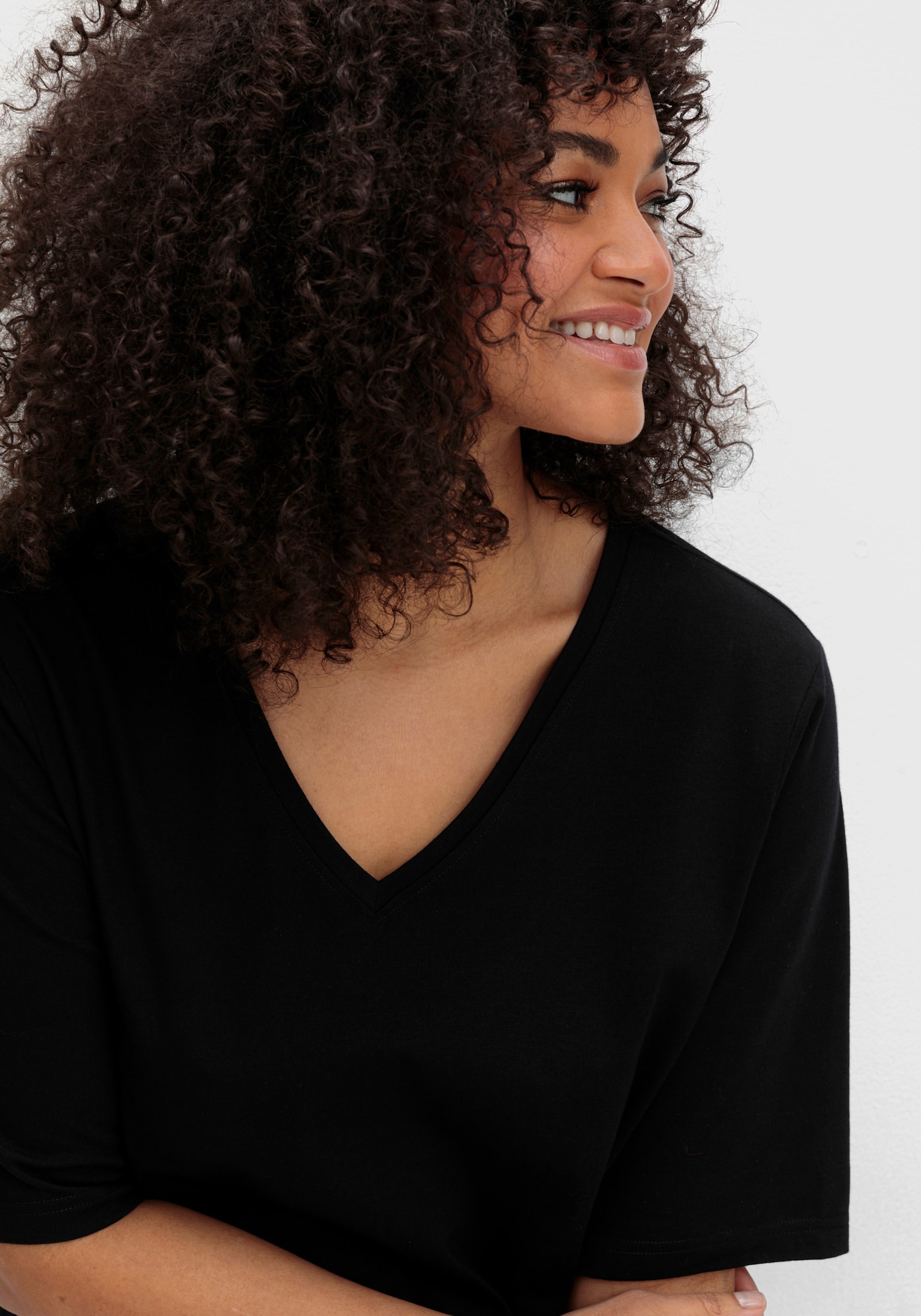 sheego Shirt met V-hals van jersey, licht getailleerd - zwart