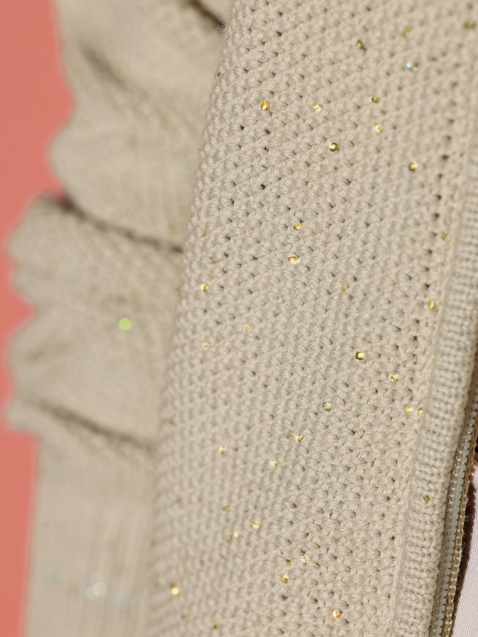 Strickjacke mit Glanzgarn und Pailletten - sand